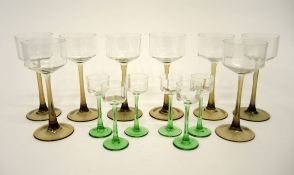Glas-SetBestehend aus acht Weingläsern und sechs Schnapsgläsern. Wald- bzw. flaschengrünes und