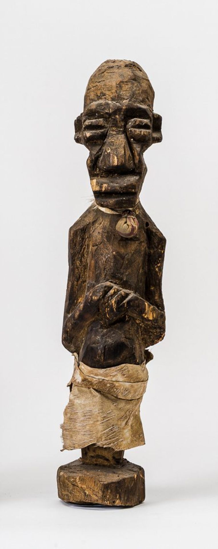 Figur mit LendenschurzHolz, geschnitzt. Auf rundem Sockel. Stehende Figur mit vor dem Bauch