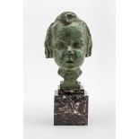 KinderkopfUm 1900. Porträt eines Mädchens. Bronze, grün patiniert. Quadratischer Steinsockel. (