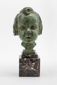 KinderkopfUm 1900. Porträt eines Mädchens. Bronze, grün patiniert. Quadratischer Steinsockel. (