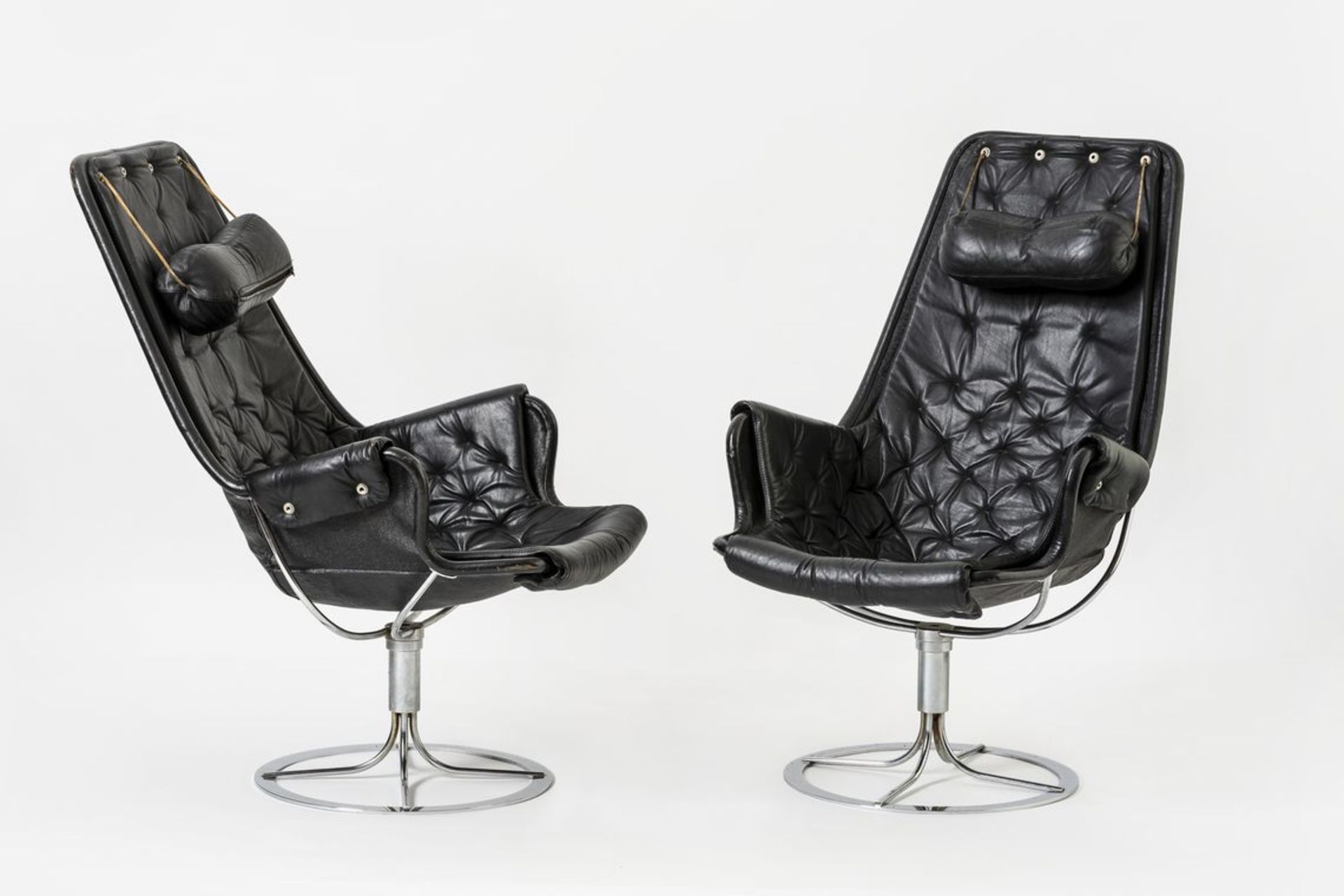 Paar Designer-DrehsesselAuf rundem Chromfuß. Drehbares Sitzgestell bezogen mit schwarzem