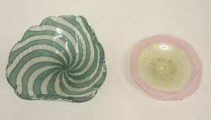 Zwei SchalenEine Murano-Schale aus farblosem Glas mit eingeschmolzenen Zanfirico-Glasstäben in