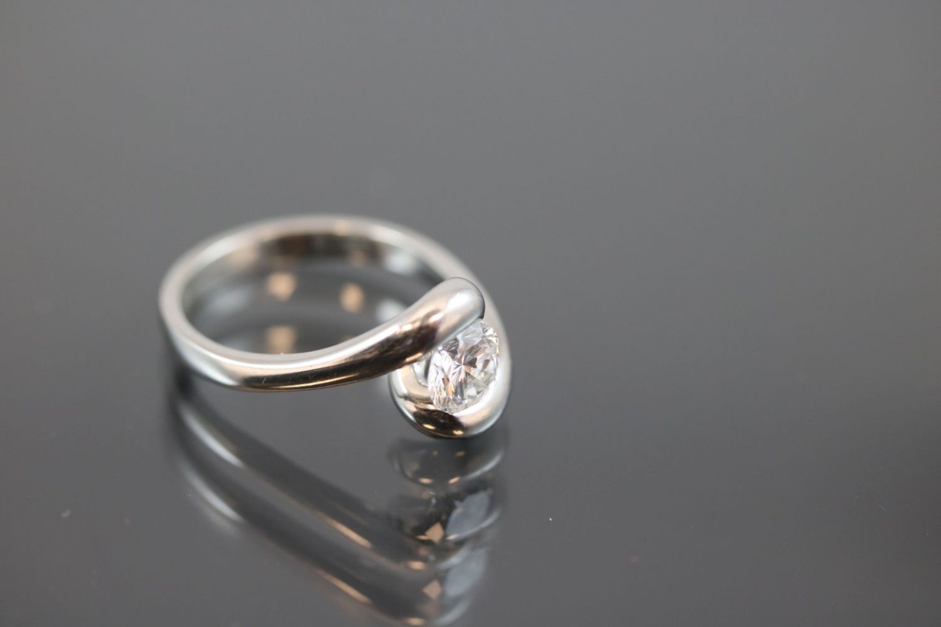 Brillant-Ring, 950 Platin7,6 Gramm 1 Brillant, 0,837 ct., feines weiß/lupenrein. Ringgröße: 52Mit - Bild 2 aus 3