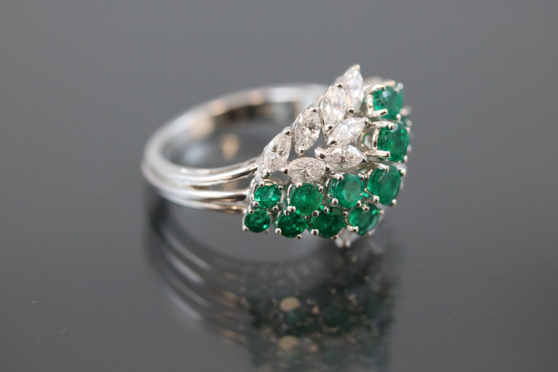 Smaragd-Diamant-Ring, 750 Weißgold7,1 Gramm 14 Diamantnavetten, 1,25 ct., tw/if. Ringgröße: 5416 - Bild 2 aus 3