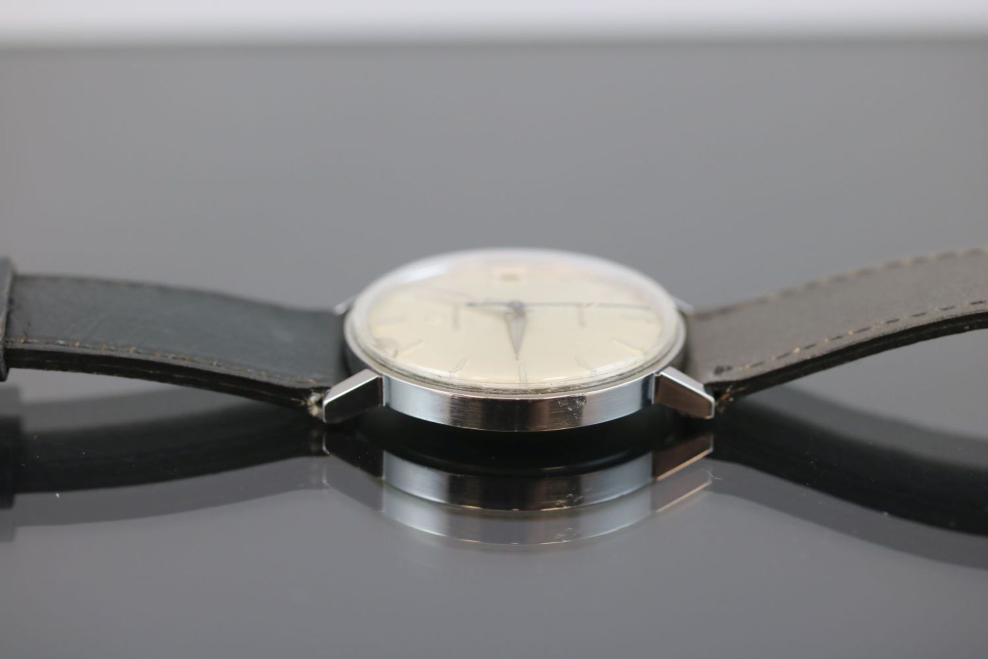 Omega- UhrWerk: AutomatikBand: Graues LederbandFunktion: Datum-SekundenanzeigerGehäuse Ø: 3,5 cm - Image 3 of 3