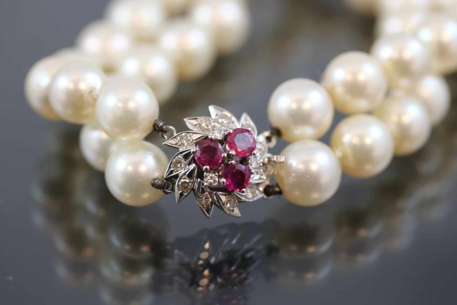Akoya-Perlarmband, 750 Goldverschluß41,8 Gramm Diamanten/Rubine, Länge: 22 cm