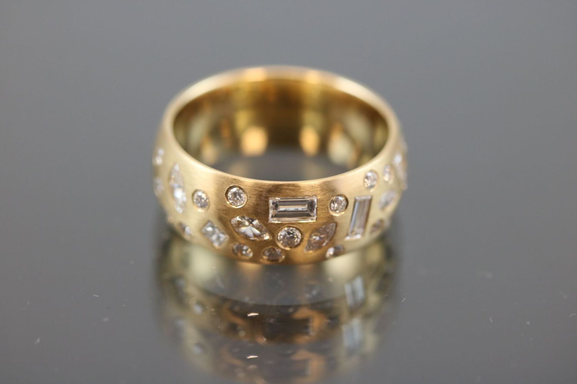 Design-Brillant-Ring, 750 Gelbgold10 Gramm 32 Brillanten / Diamanten, 2,37 ct., w/si. Ringgröße: