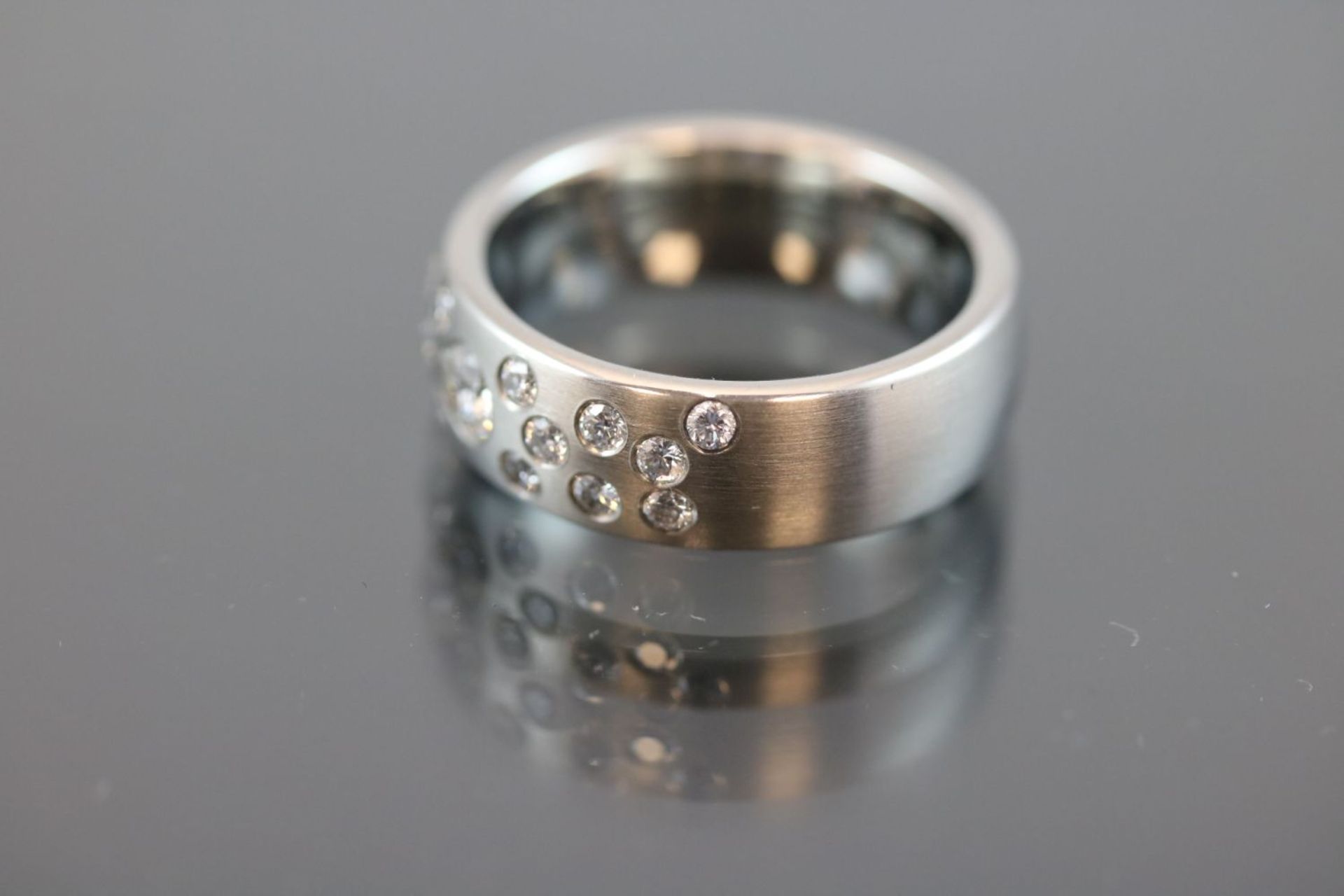 Design-Brillant-Ring, 600 Platin11,9 Gramm 21 Brillanten, 1,125 ct., w/si. Ringgröße: 56Schätzpreis: - Bild 2 aus 3