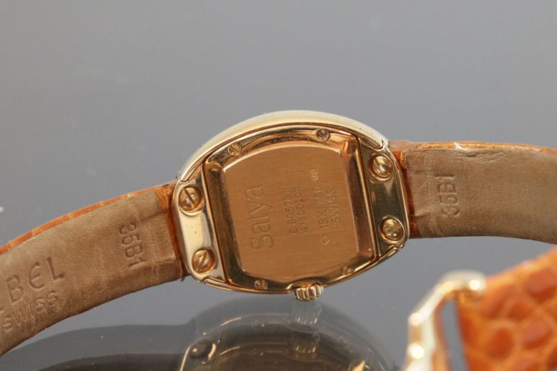 Satya-Ebel-Uhr, 750 GelbgoldWerk: QuartzBand: Braunes LederbandGehäuse Ø: 2,3 x 2,3 cm 8057B1 - Bild 2 aus 2