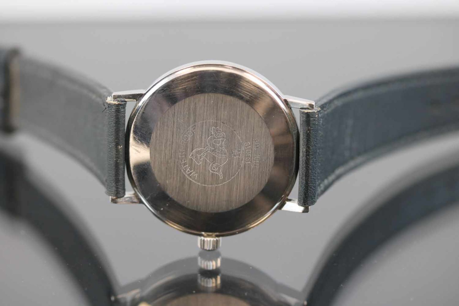 Omega- UhrWerk: AutomatikBand: Graues LederbandFunktion: Datum-SekundenanzeigerGehäuse Ø: 3,5 cm - Image 2 of 3