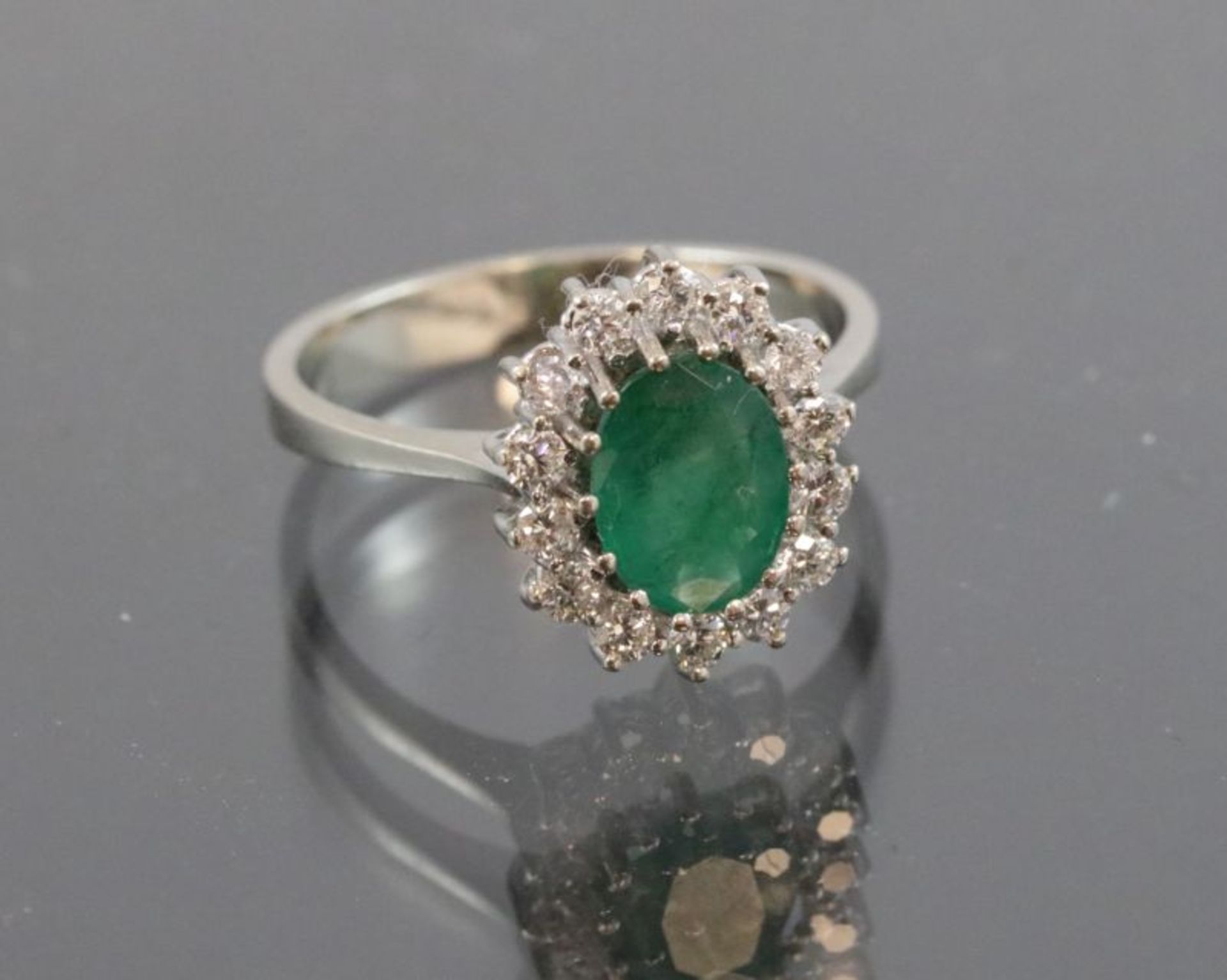 Smaragd-Brillant-Ring, 585 Weißgold3,5 Gramm 14 Brillanten, 0,36 ct., Ringgröße: 53Smaragd ca. 1