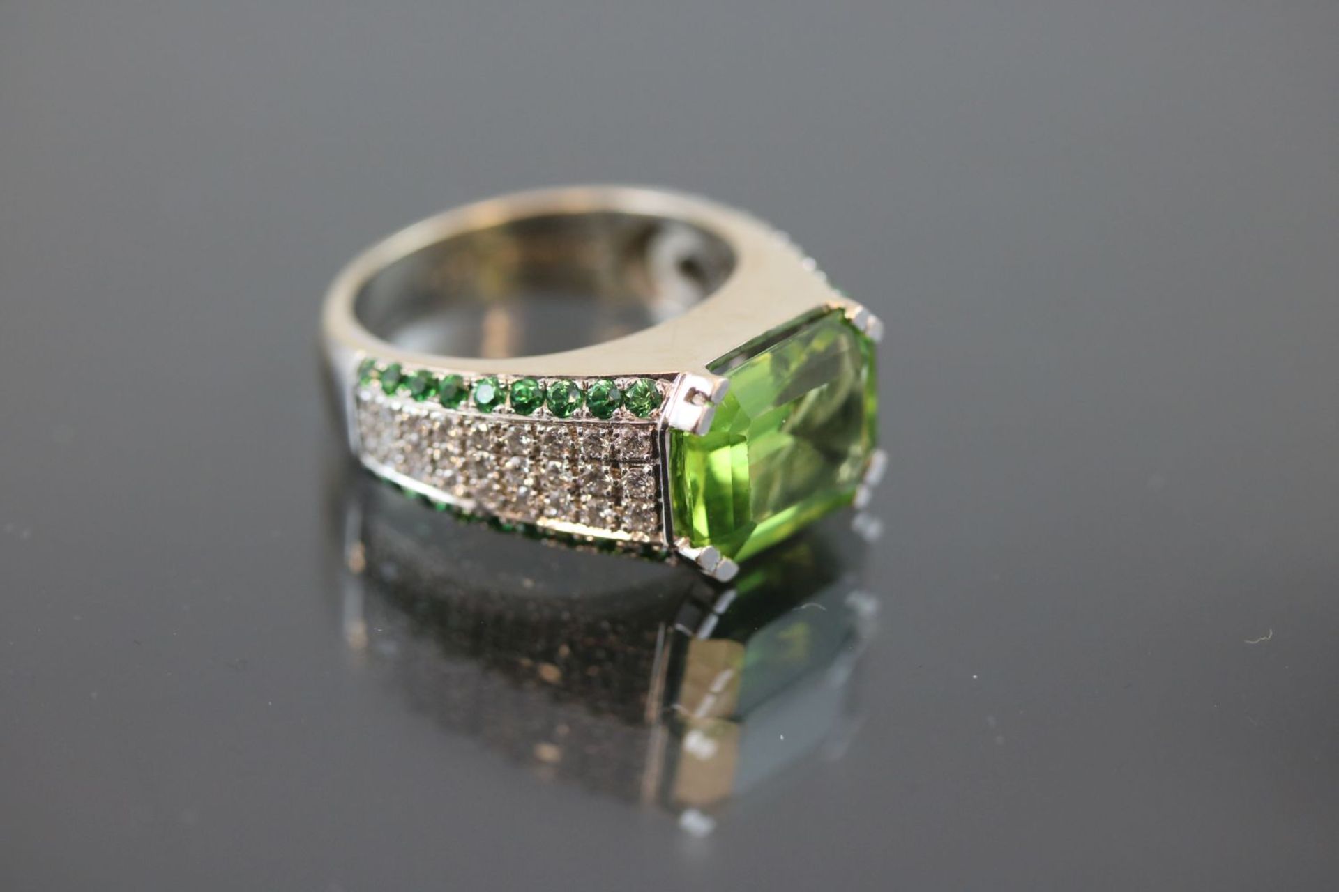 Peridot-Brillant-Tsavorit-Ring, 750 Weißgold12,7 Gramm 54 Brillanten, 0,65 ct., tw/vvsi. - Image 2 of 3