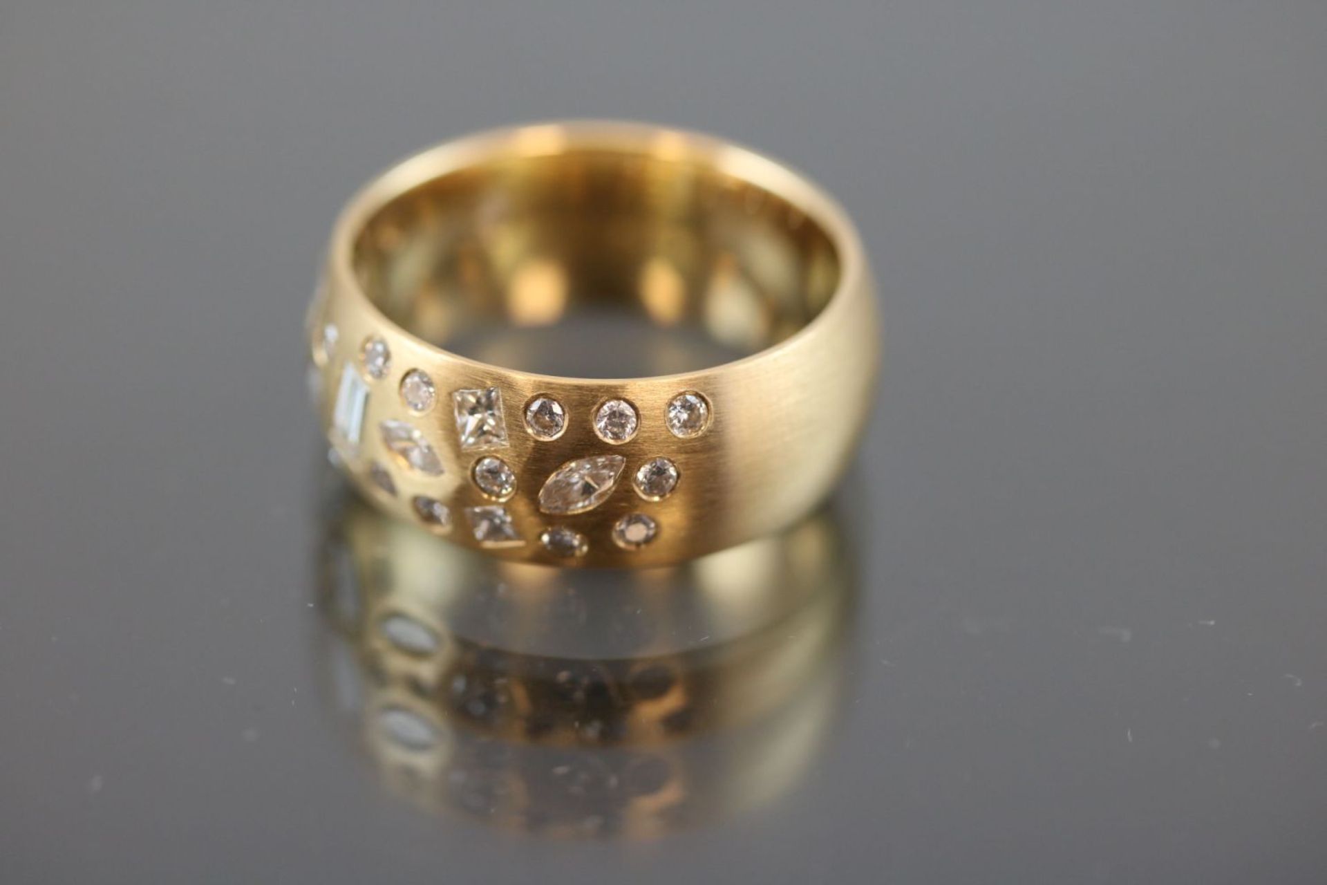 Design-Brillant-Ring, 750 Gelbgold10 Gramm 32 Brillanten / Diamanten, 2,37 ct., w/si. Ringgröße: - Bild 2 aus 3