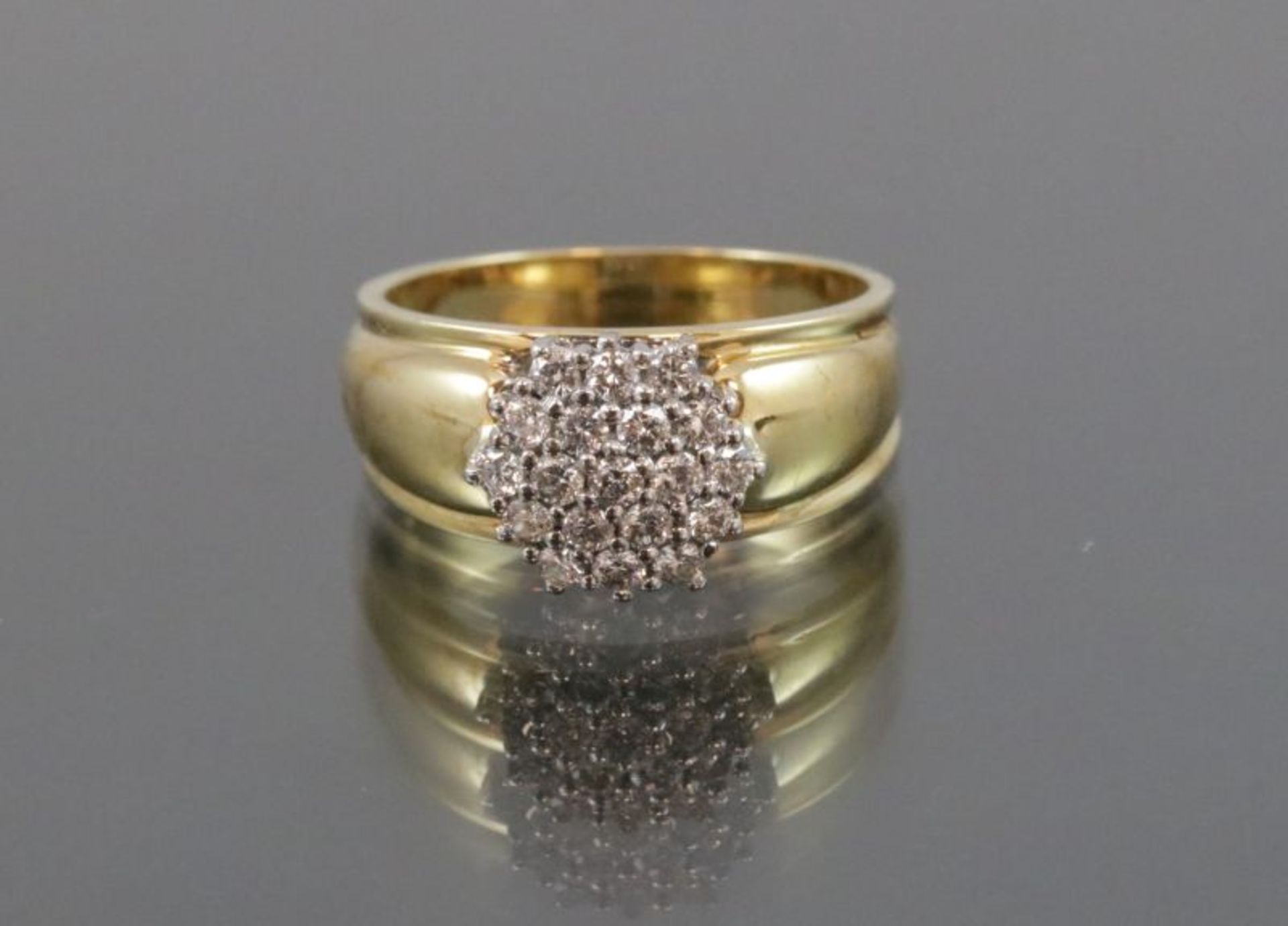 Brillant-Ring, 750 Gelbgold6,9 Gramm 19 Brillanten, 0,60 ct., tw/vsi. Ringgröße: 56Schätzpreis: