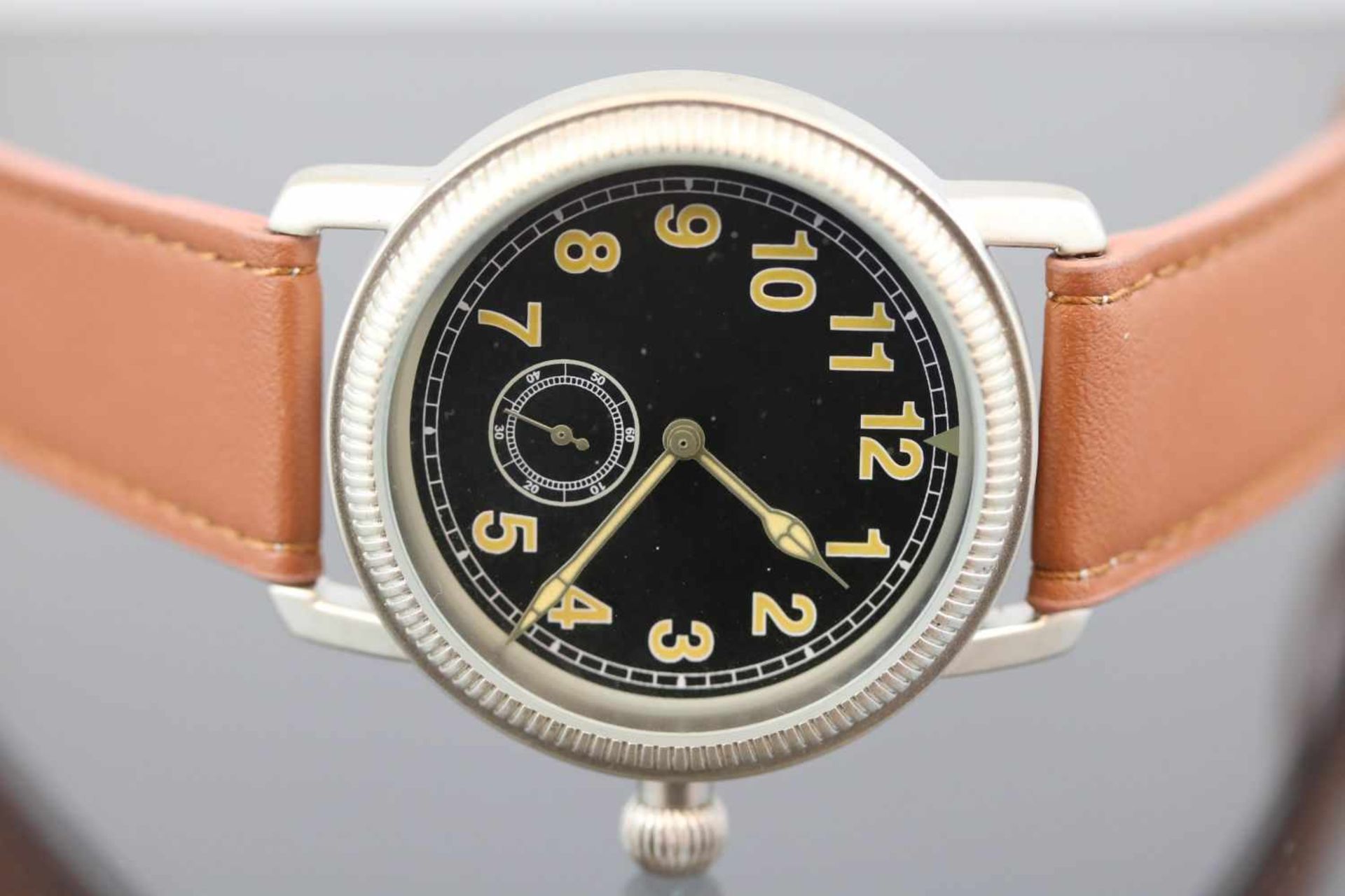 Pilot-UhrWerk: HandaufzugBand: Braunes LederbandFunktion: SekundenanzeigeGehäuse Ø: 4 cm