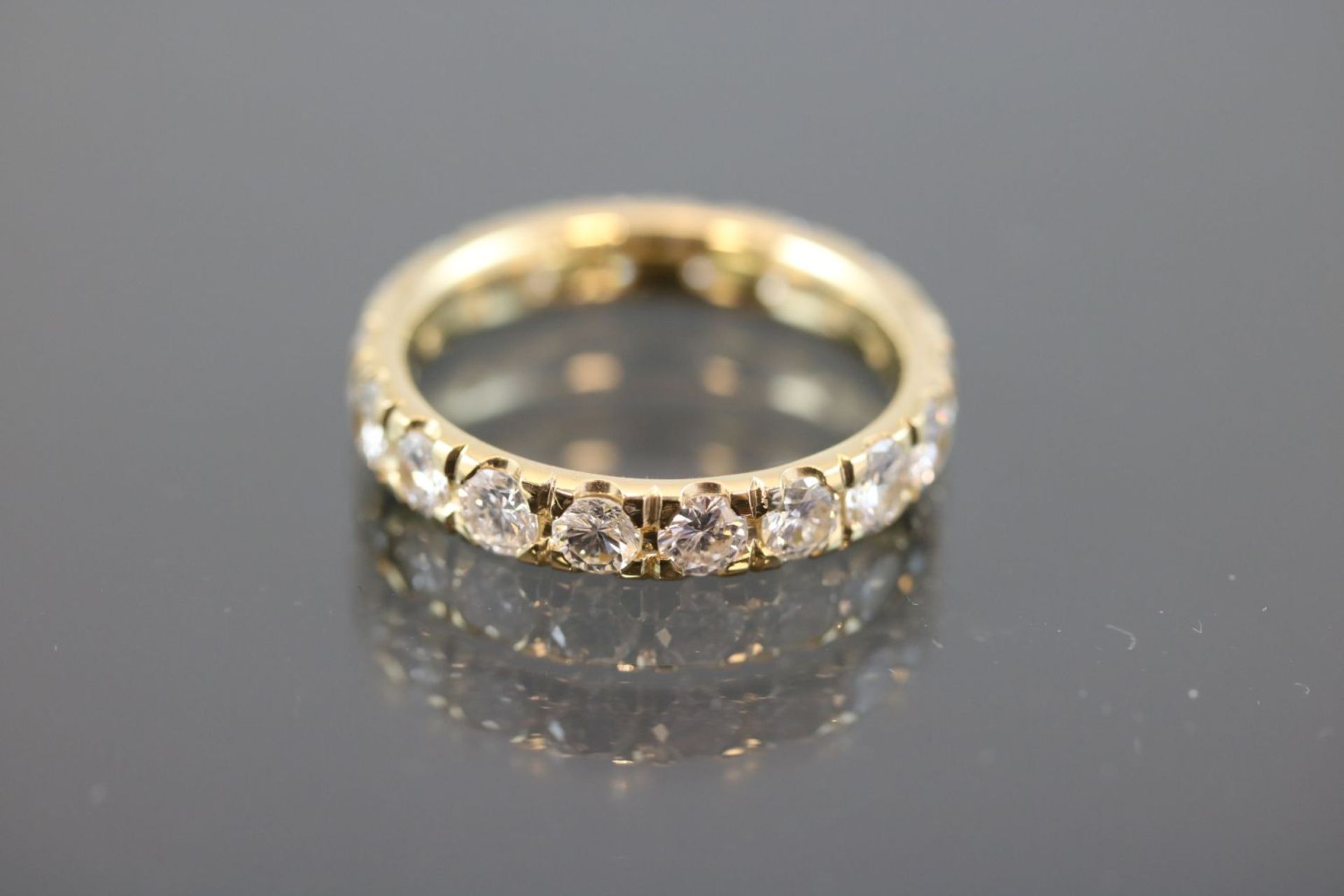 Memoire-Ring, 750 Gelbgold5 Gramm 18 Brillanten, 2,74 ct., w/si. Ringgröße: 58Schätzpreis: 8000,-