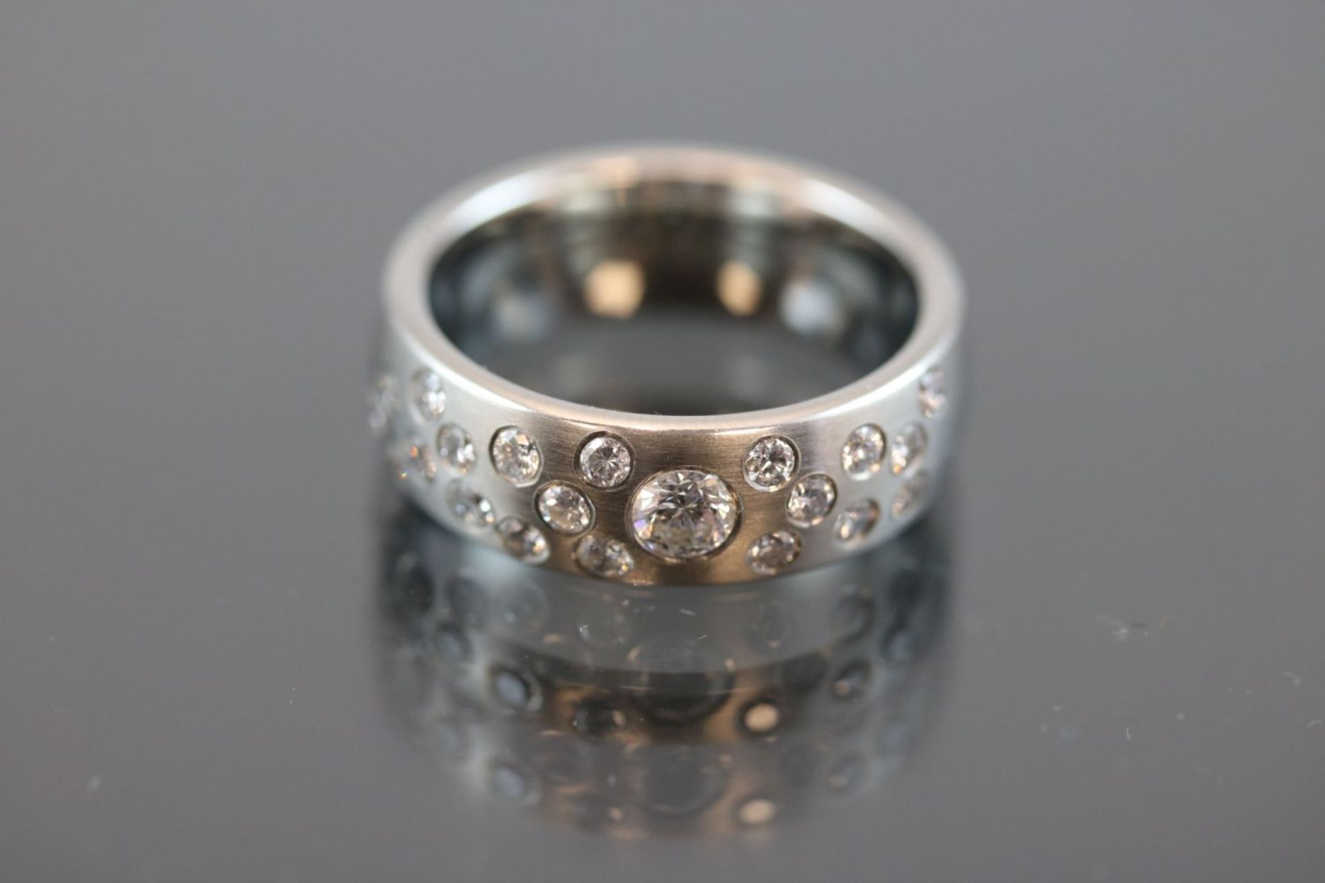 Design-Brillant-Ring, 600 Platin11,9 Gramm 21 Brillanten, 1,125 ct., w/si. Ringgröße: 56Schätzpreis: