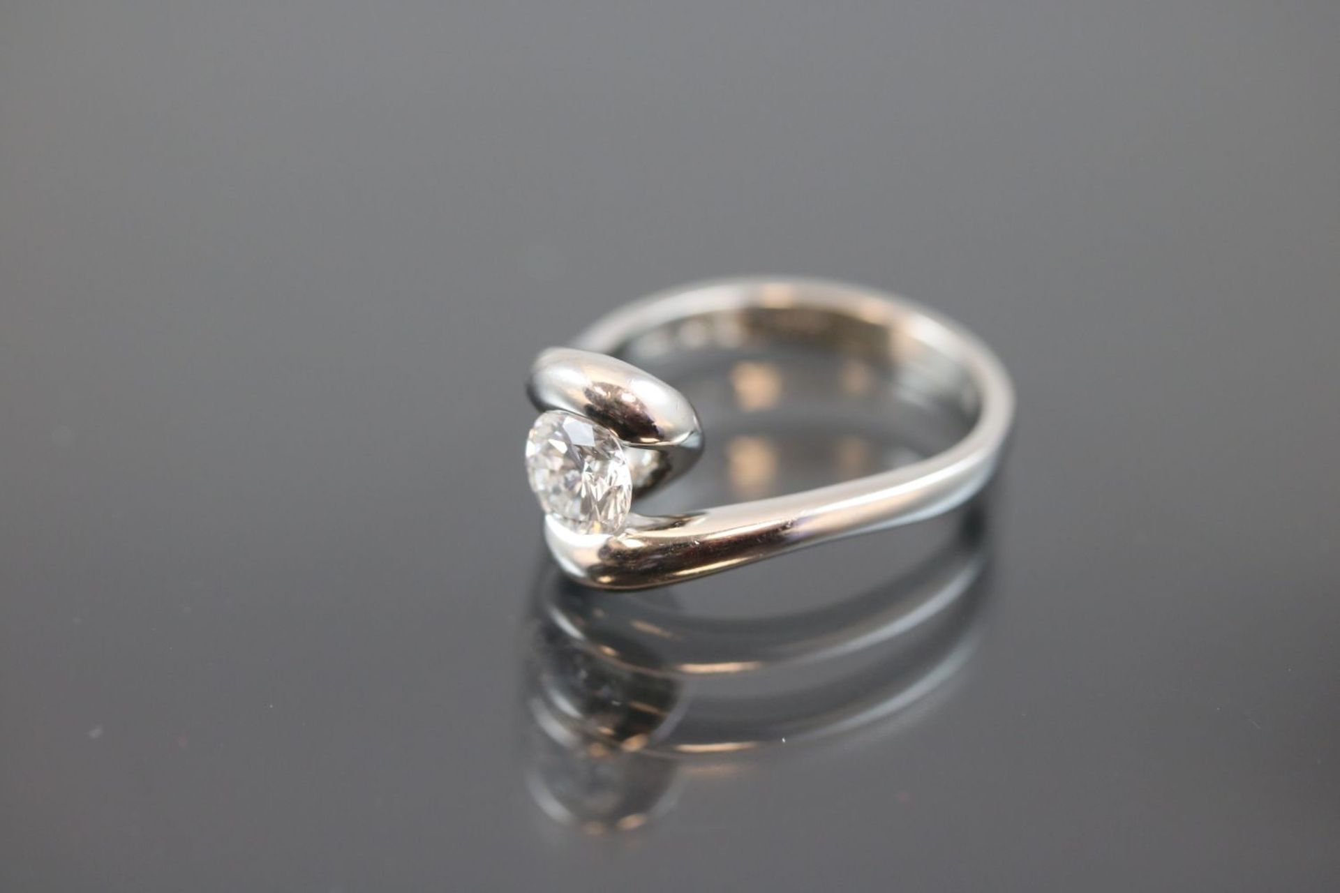 Brillant-Ring, 950 Platin7,6 Gramm 1 Brillant, 0,837 ct., feines weiß/lupenrein. Ringgröße: 52Mit - Bild 3 aus 3