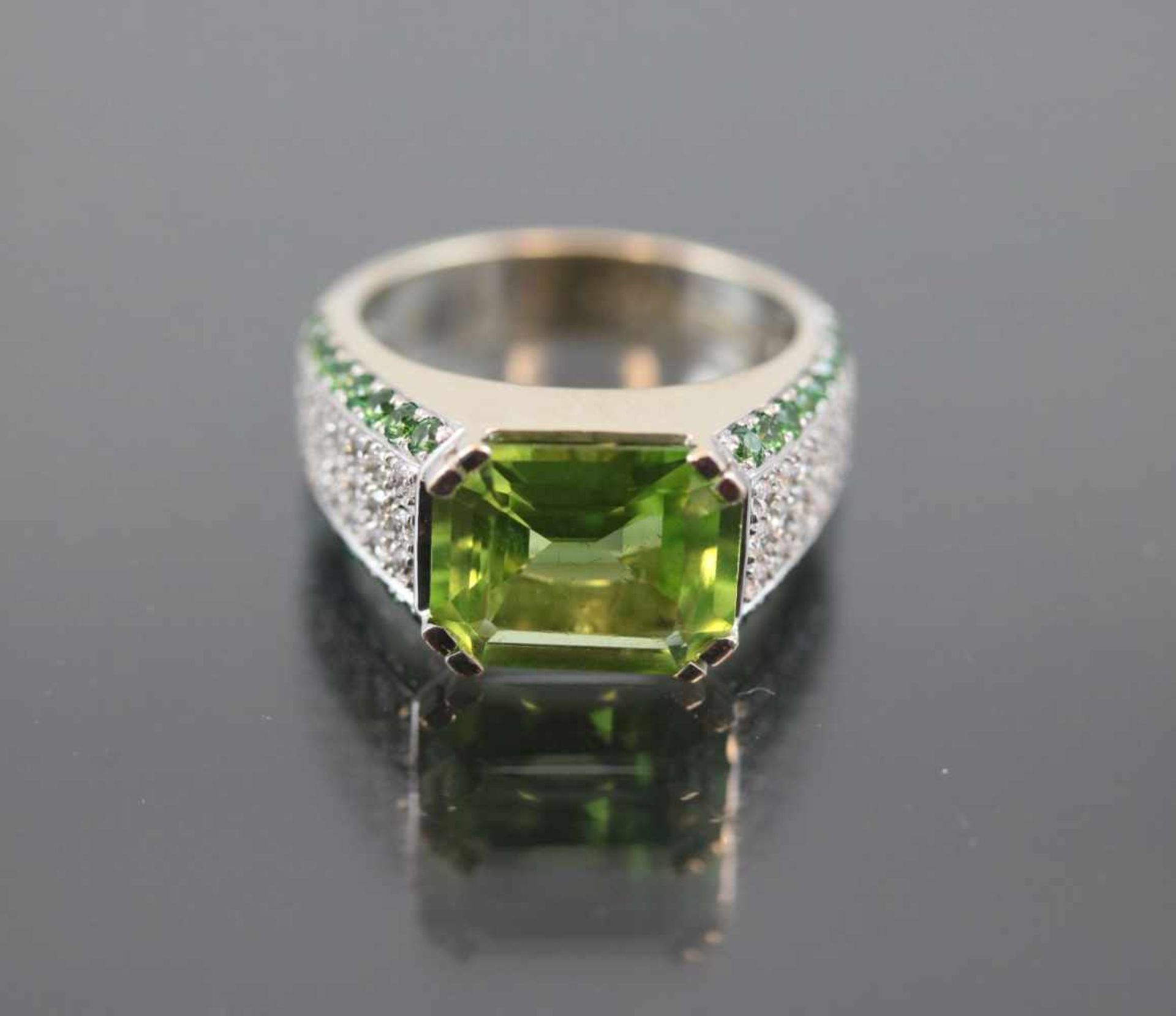 Peridot-Brillant-Tsavorit-Ring, 750 Weißgold12,7 Gramm 54 Brillanten, 0,65 ct., tw/vvsi.