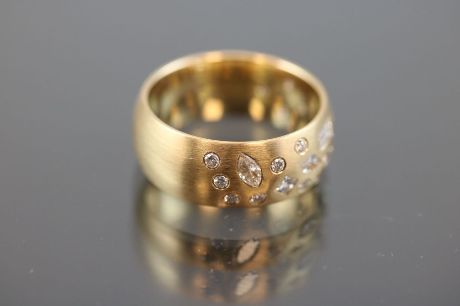 Design-Brillant-Ring, 750 Gelbgold10 Gramm 32 Brillanten / Diamanten, 2,37 ct., w/si. Ringgröße: - Bild 3 aus 3