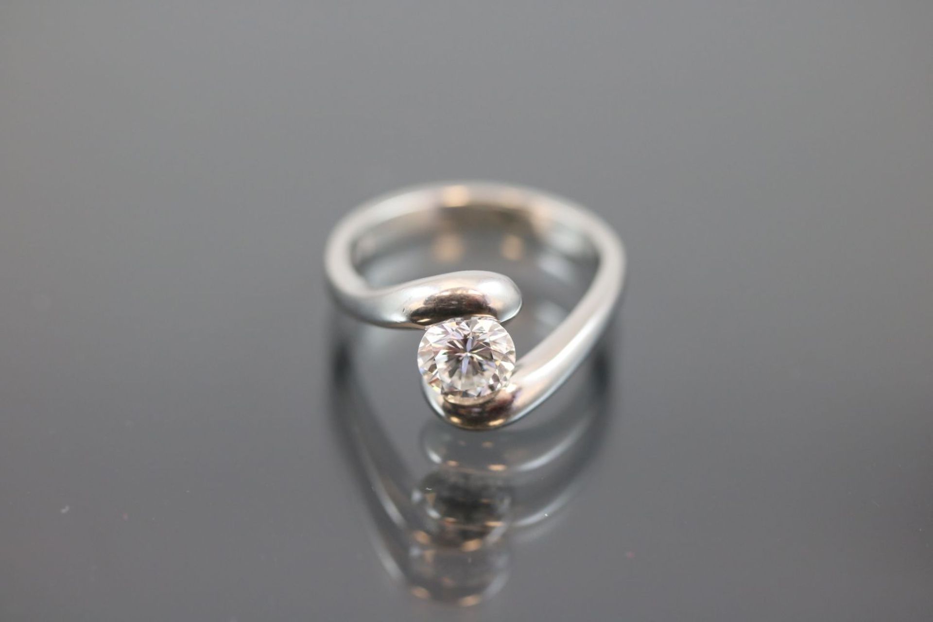 Brillant-Ring, 950 Platin7,6 Gramm 1 Brillant, 0,837 ct., feines weiß/lupenrein. Ringgröße: 52Mit