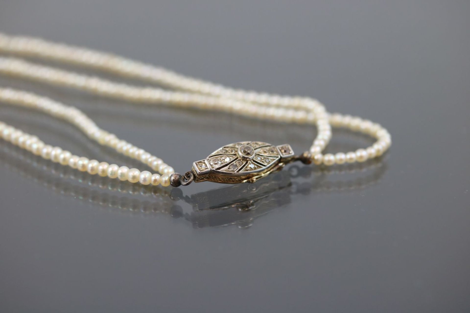 Perlen-Kette, Gold/Silber9,7 Gramm Länge: ca. 35 cm Schließe mit Diamanten besetzt.