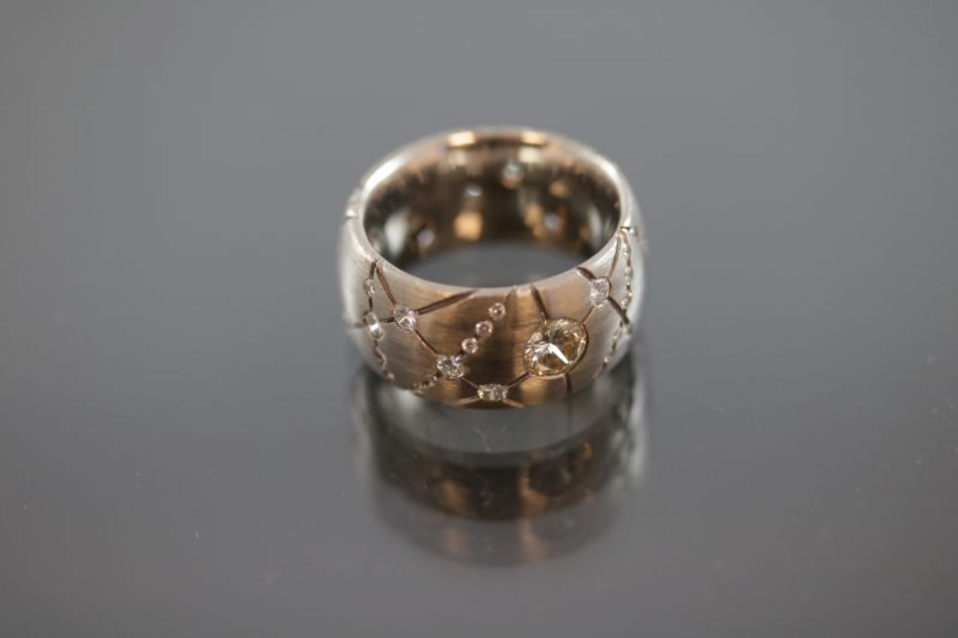 Brillant-Ring, 750 Weißgold27,5 Gramm 49 Brillanten, ges. ca. 2,5 ct., tc-w/si. Ringgröße: 56Breite: