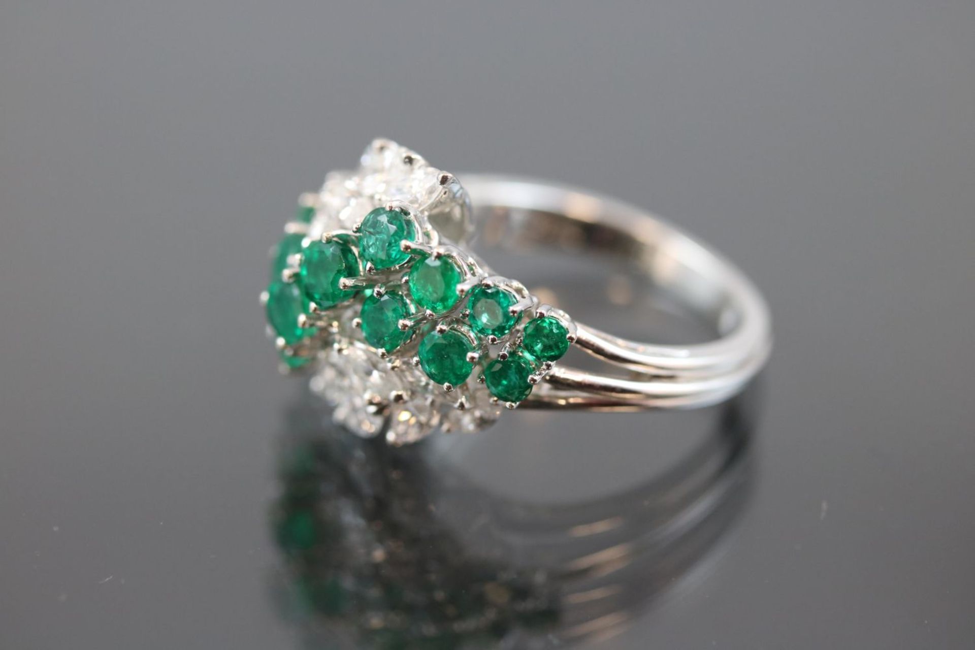 Smaragd-Diamant-Ring, 750 Weißgold7,1 Gramm 14 Diamantnavetten, 1,25 ct., tw/if. Ringgröße: 5416 - Bild 3 aus 3