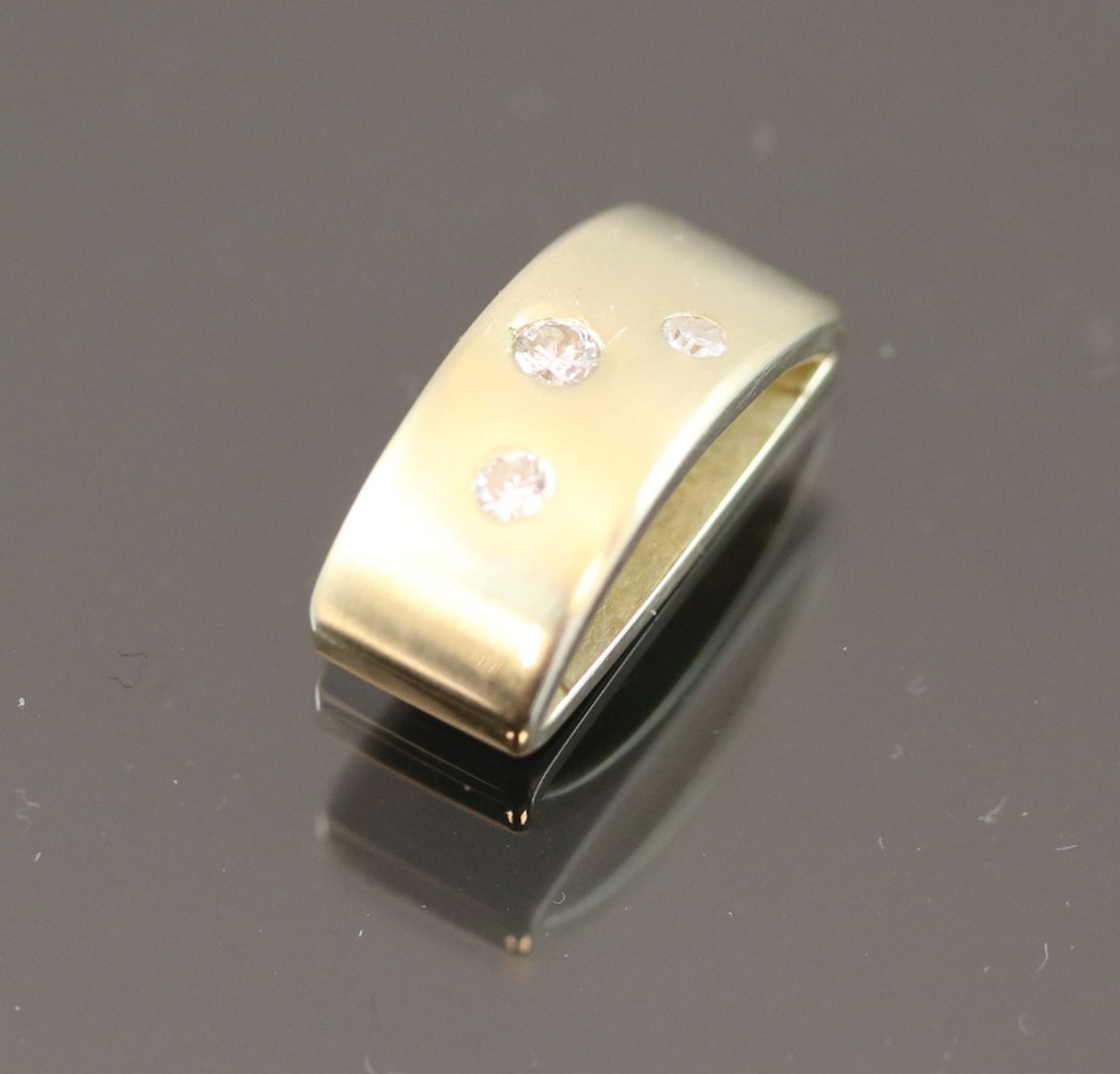 Brillant-Anhänger, 585 Gelbgold3,7 Gramm 3 Brillanten, 0,10 ct., w/si. Schätzpreis: 300,-