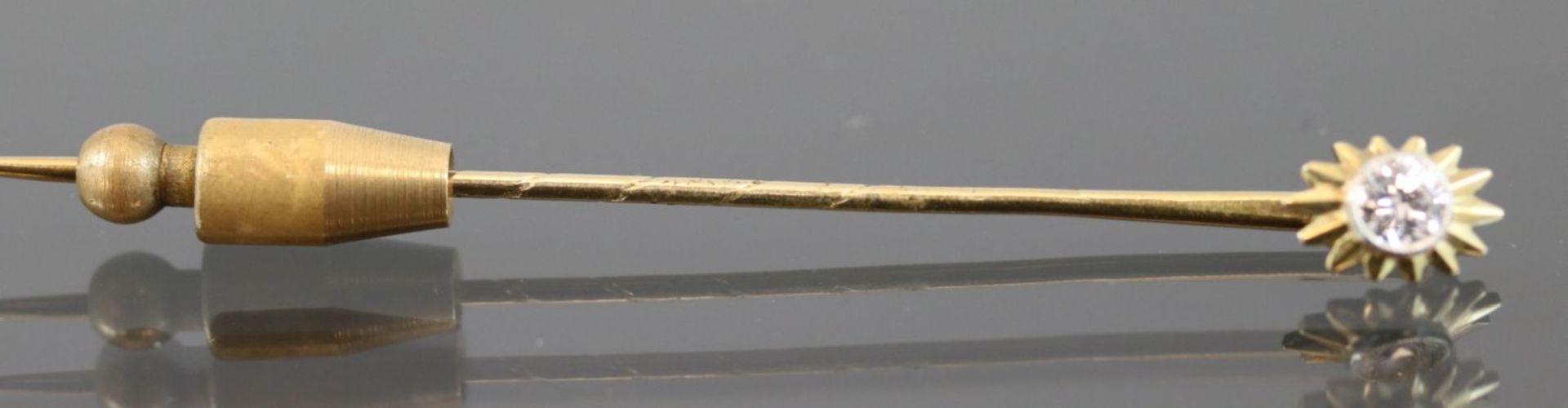 Brillant-Krawattennadel, 585 Gold2,9 Gramm 1 Brillant, 0,30 ct., tw/vsi. Länge: 6,5 cm