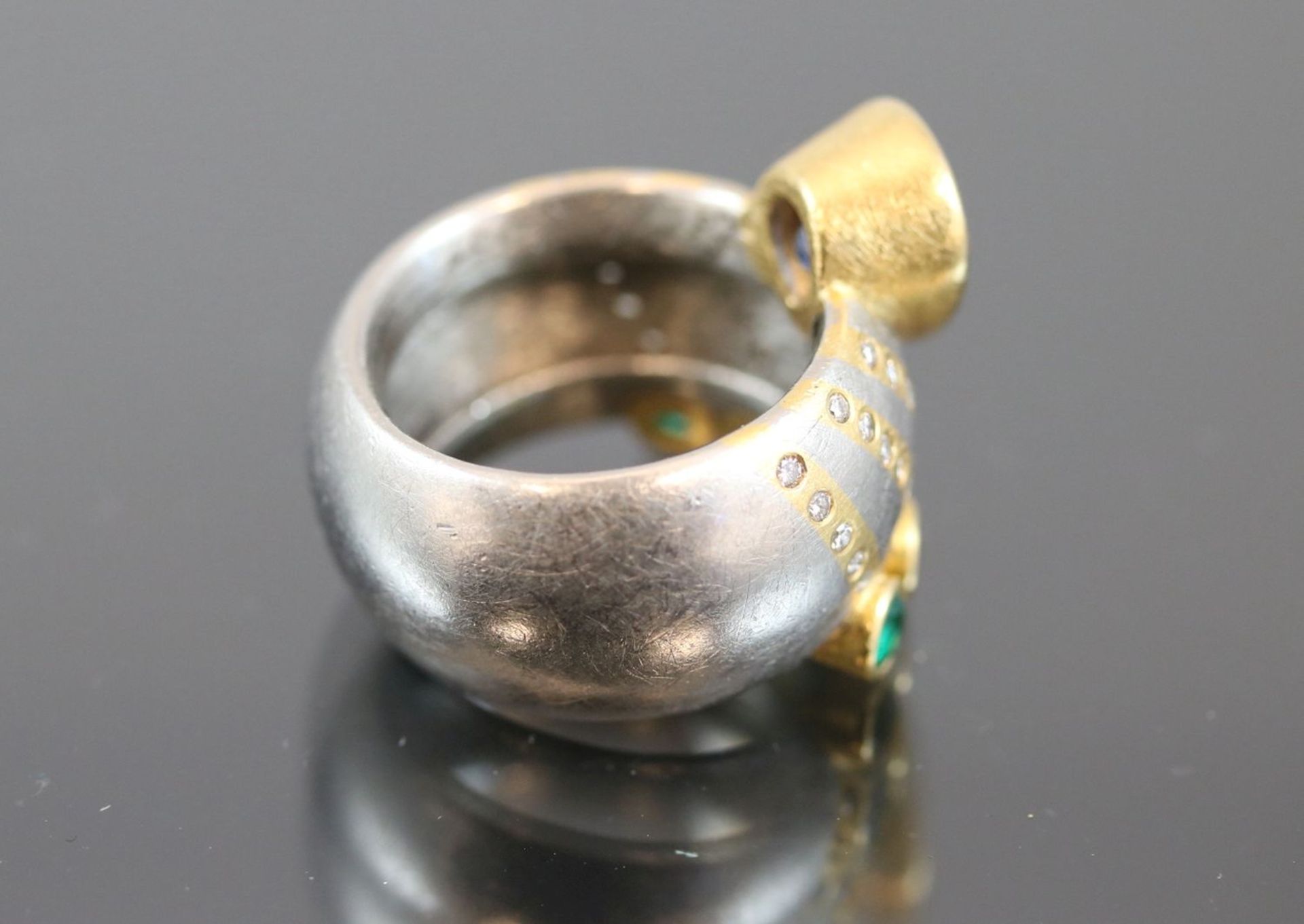Zobel-Saphir-Smaragd-Brillant-Ring, 950 PD/Gold20.8 Gramm 34 Brillanten, 0,34 ct., w/si. - Bild 9 aus 16