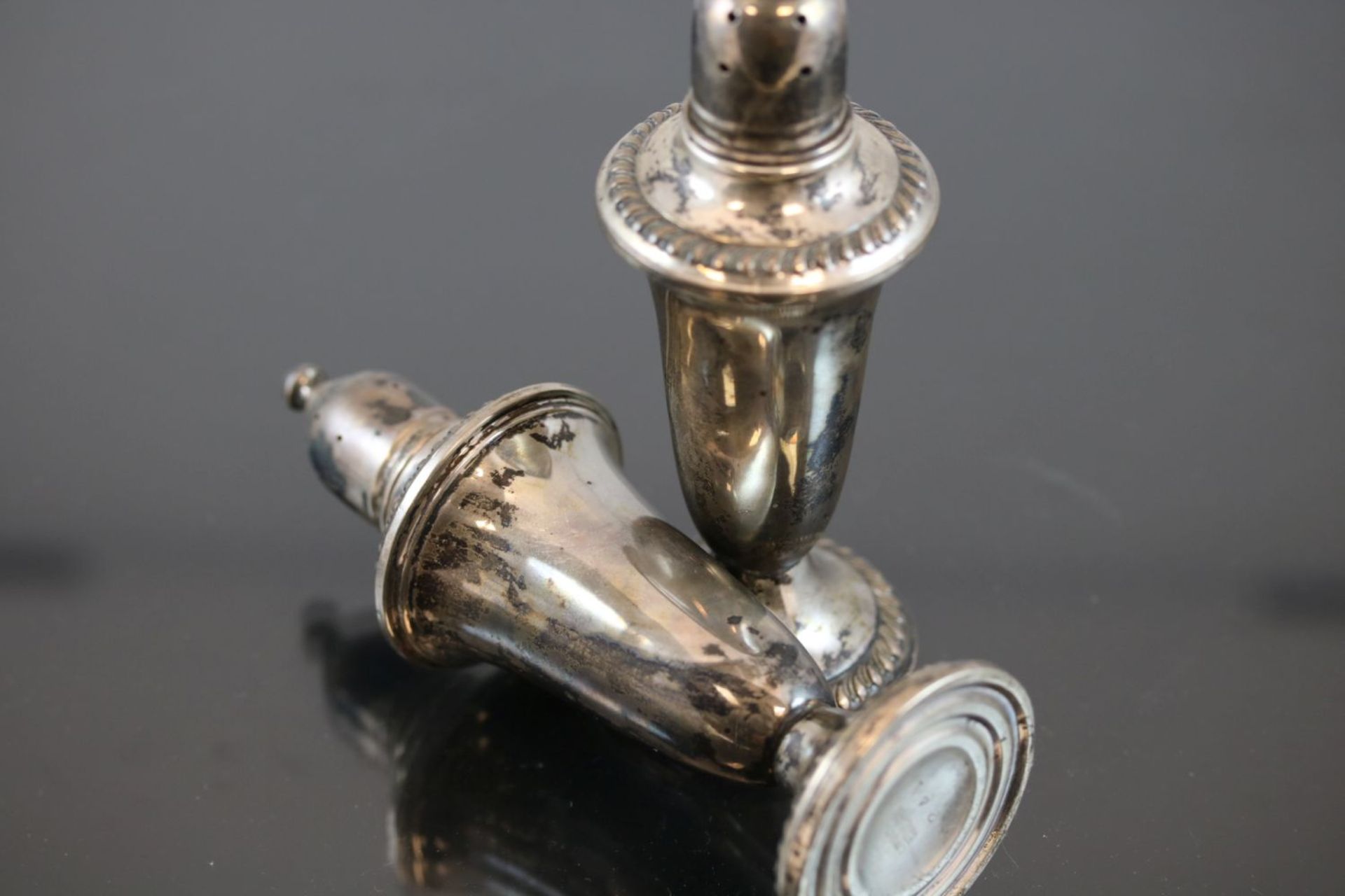 Salz u. Pfefferstreuer mit Glaseinsatz, 925 Silber266 Gramm Größe: 12 cm Gefüllt mit Kitt. - Bild 3 aus 3