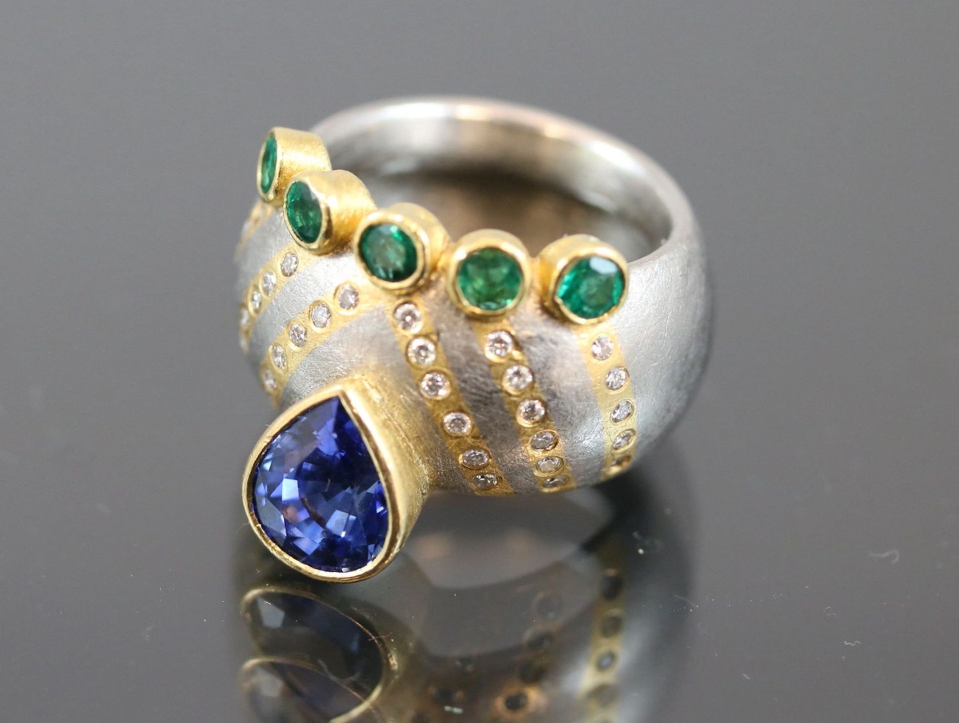 Zobel-Saphir-Smaragd-Brillant-Ring, 950 PD/Gold20.8 Gramm 34 Brillanten, 0,34 ct., w/si. - Bild 3 aus 16