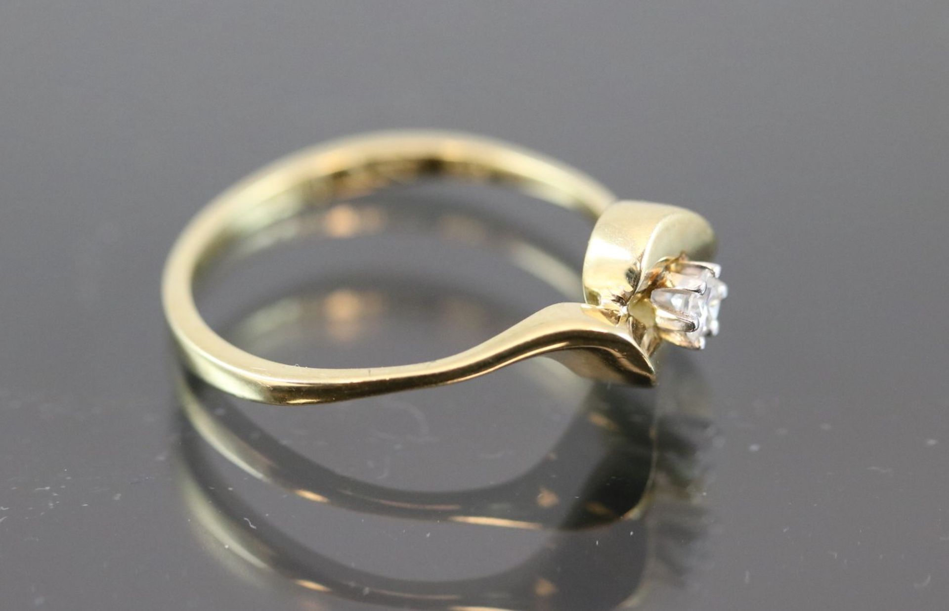 Brillant-Ring, 585 Gelbgold2,3 Gramm 1 Brillant, 0,09 ct., w/si. Ringgröße: 53Schätzpreis: 600,- - Bild 6 aus 7