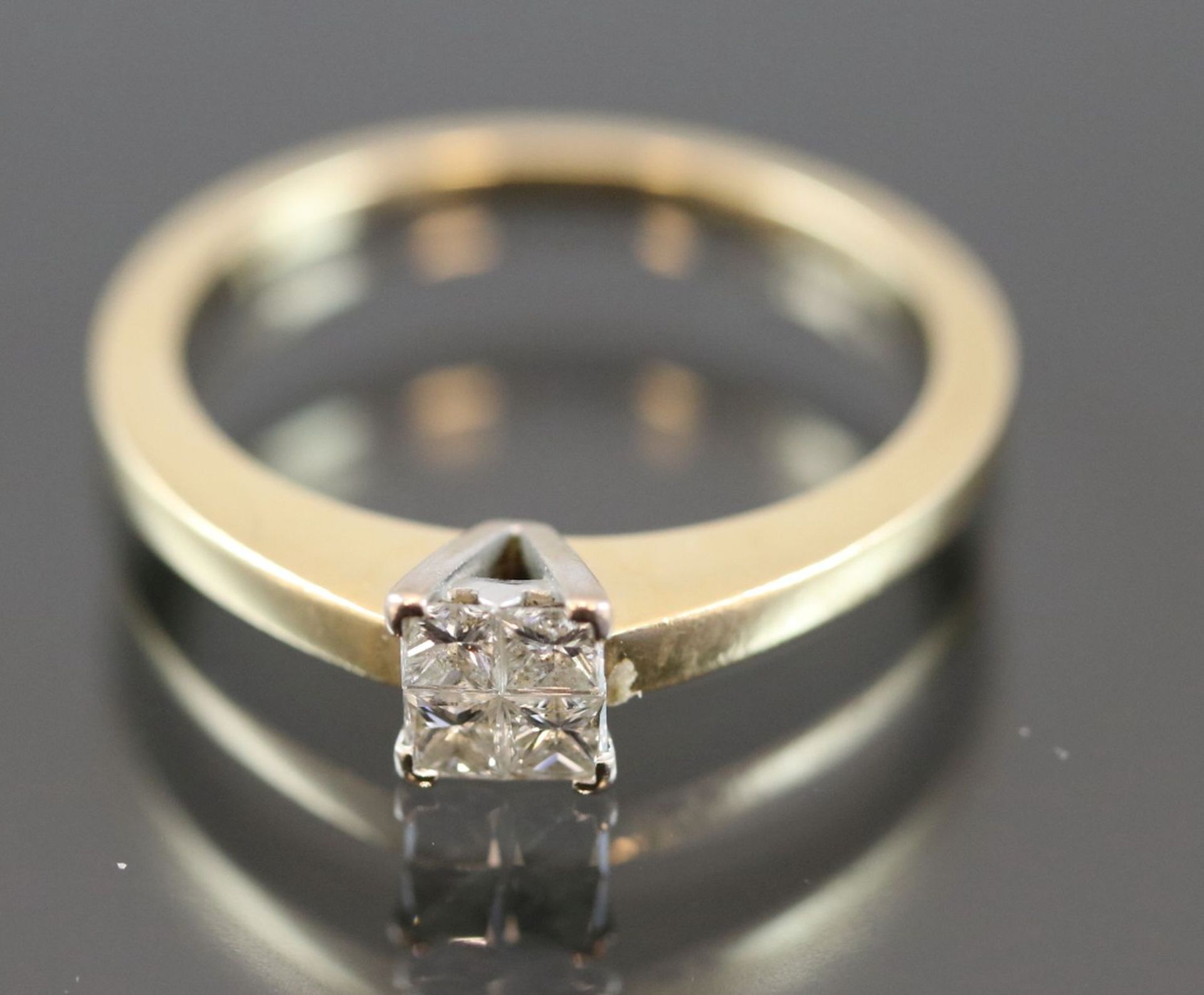 Diamant-Ring, 750 Gold3 Gramm 4 Diamantcarres, ca.0,40 ct., w/si. Ringgröße: 52Schätzpreis: 1200,-