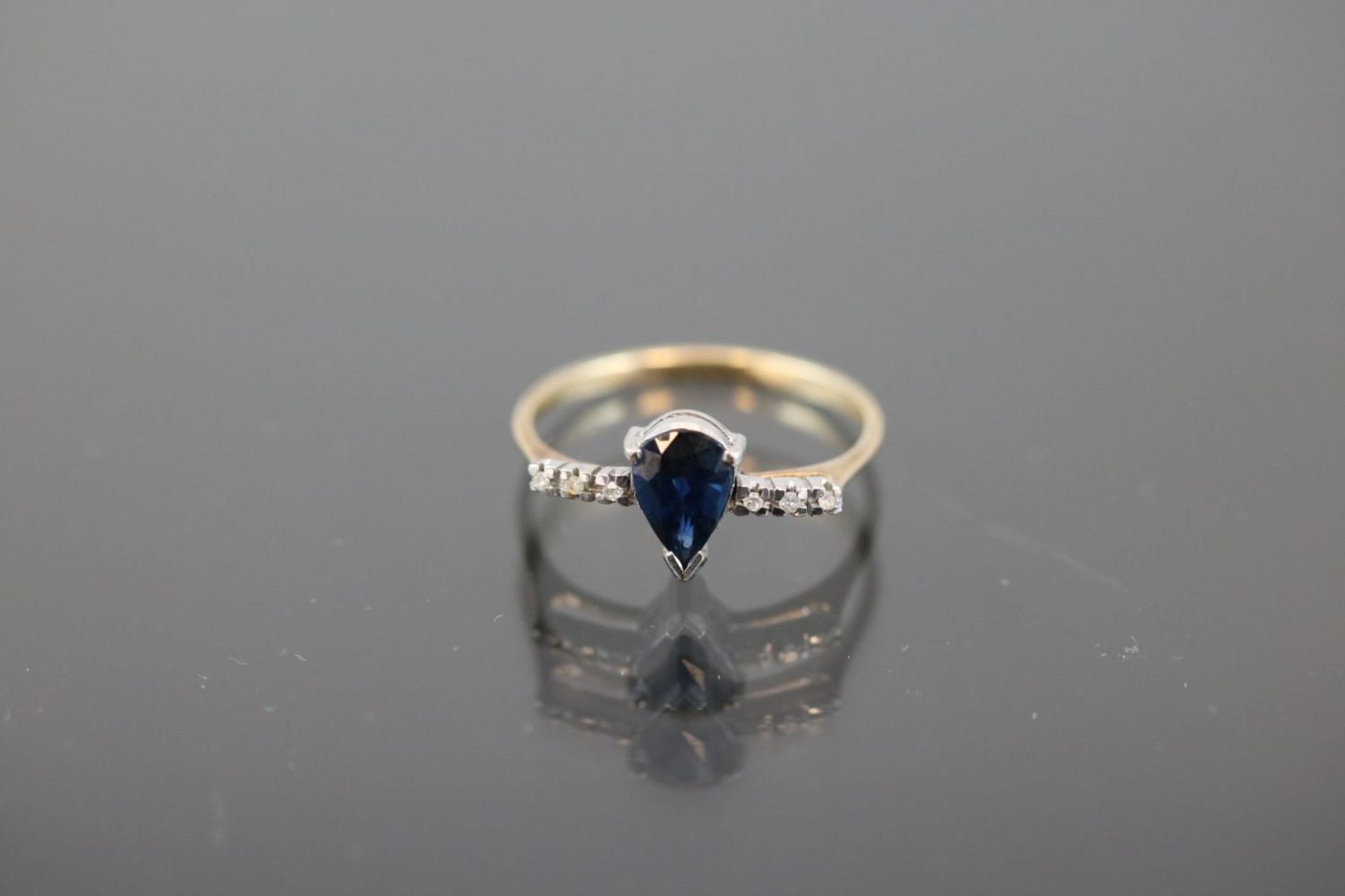 Saphir-Diamant-Ring, 585 Gold1,5 Gramm 6 Diamanten, 0,06 ct., w/p1. Ringgröße: 53Schätzpreis: 600,-
