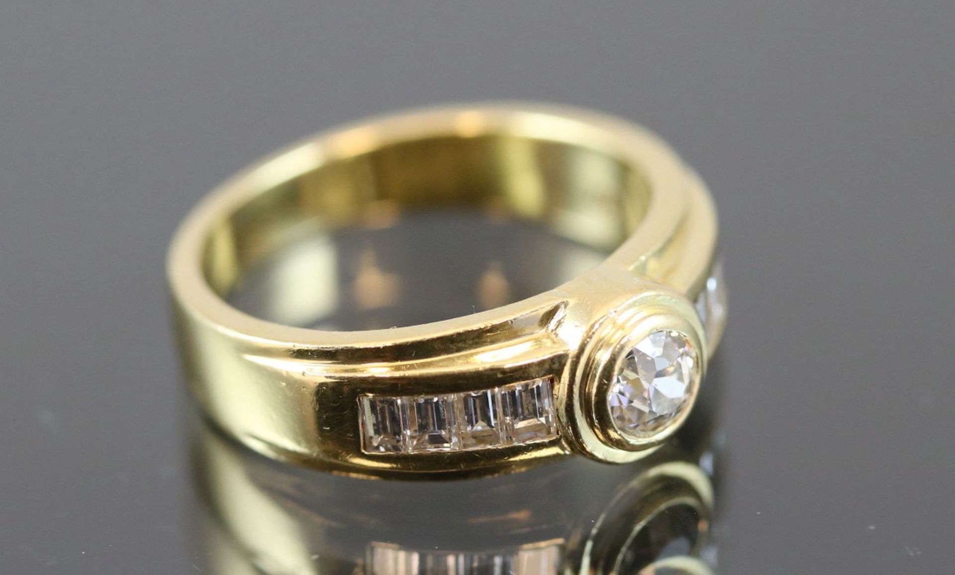 Diamant-Ring, 750 Gold7,9 Gramm 1 Diamant, ca. 0,40 ct., w/si. Ringgröße: 558 Diamantbaguettes - Bild 6 aus 7