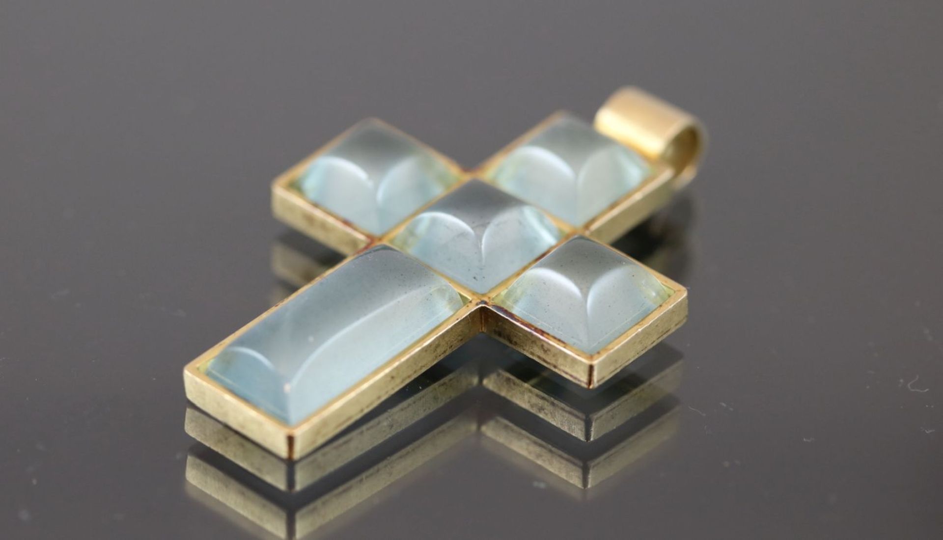 Aquamarin-Kreuz, 750 Gelbgold18 Gramm 5 Aquamarine, Breite: 3,5 cm, Länge: 5 cm Schätzpreis: 2200,- - Bild 3 aus 7