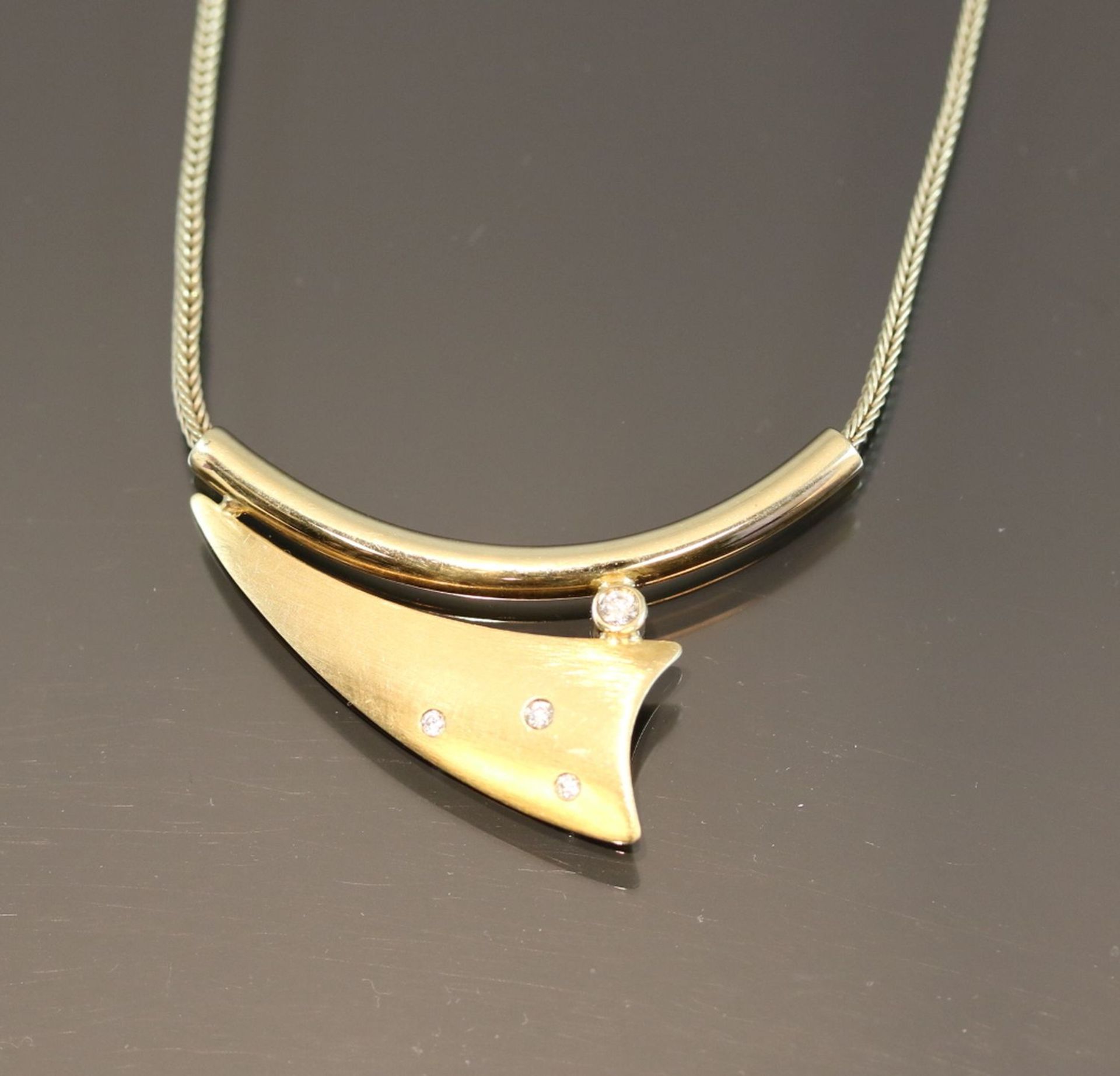 Brillant-Collier, 585 Gold8,7 Gramm 4 Brillanten, 0,043 ct., w/si. Länge: ca. 45 cm Schätzpreis: