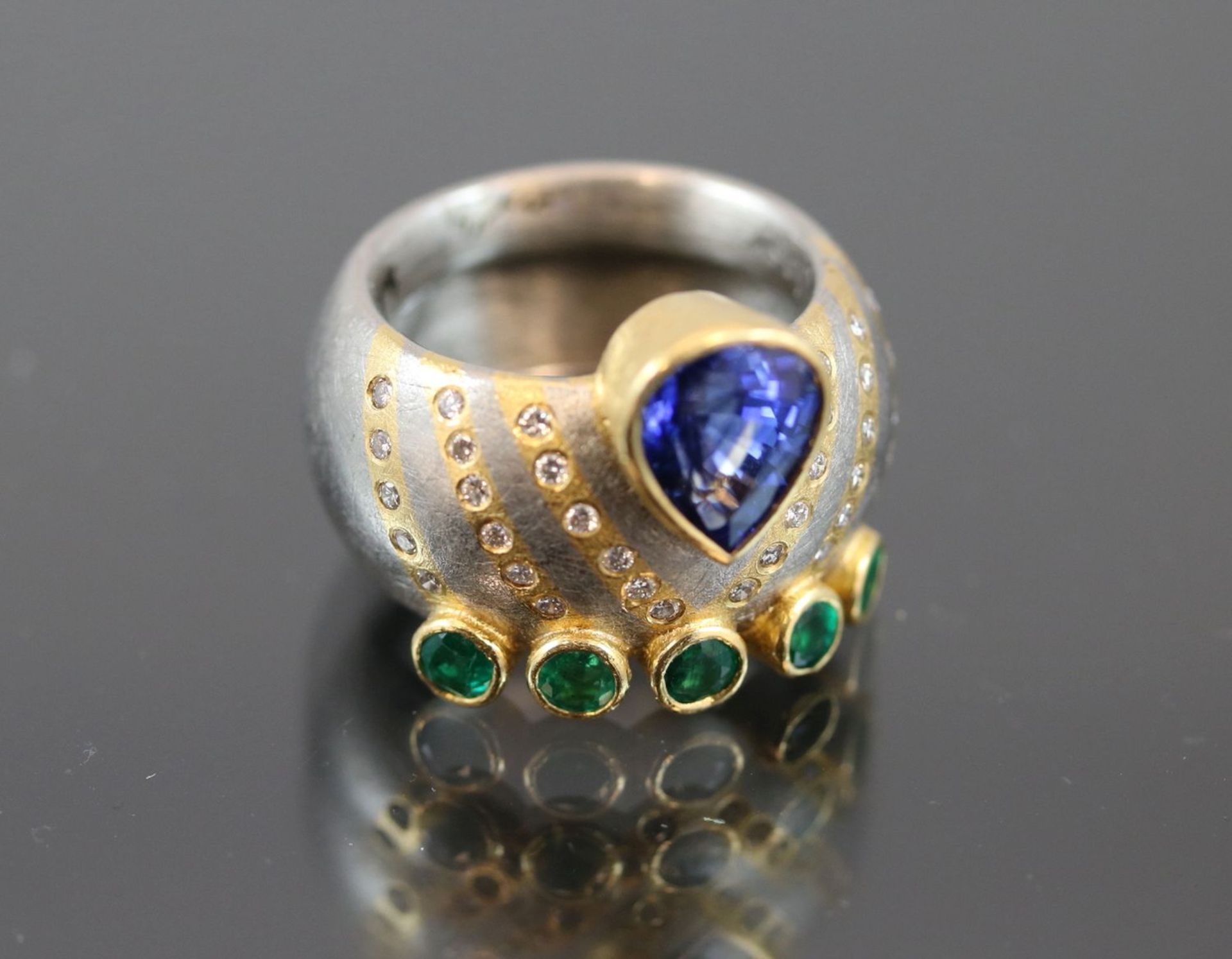 Zobel-Saphir-Smaragd-Brillant-Ring, 950 PD/Gold20.8 Gramm 34 Brillanten, 0,34 ct., w/si.