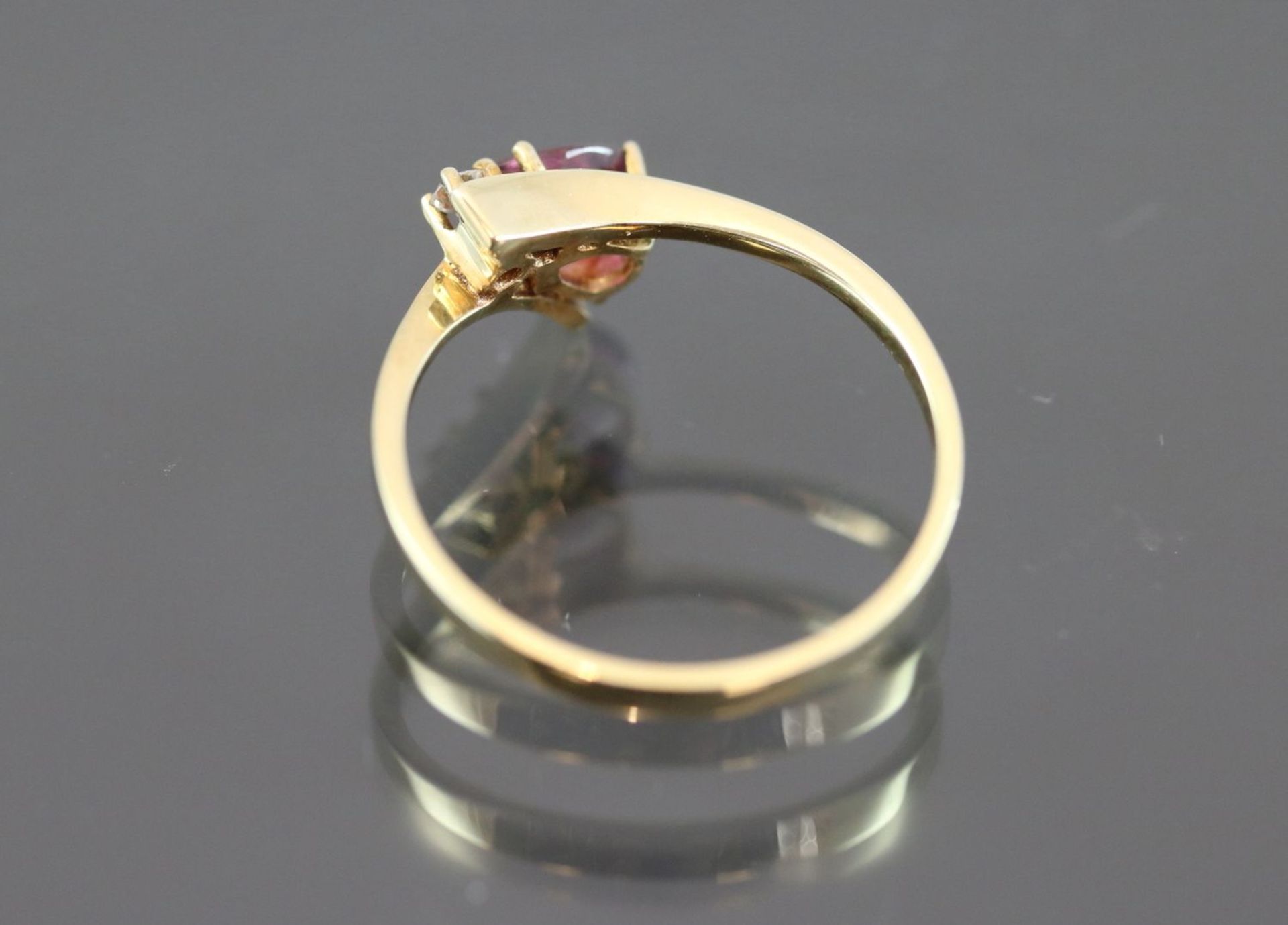 Rubin-Brillant-Ring, 585 Gelbgold1,9 Gramm 1 Brillant, 0,03 ct., w/si. Ringgröße: 54Zustand: Neu- - Bild 3 aus 3