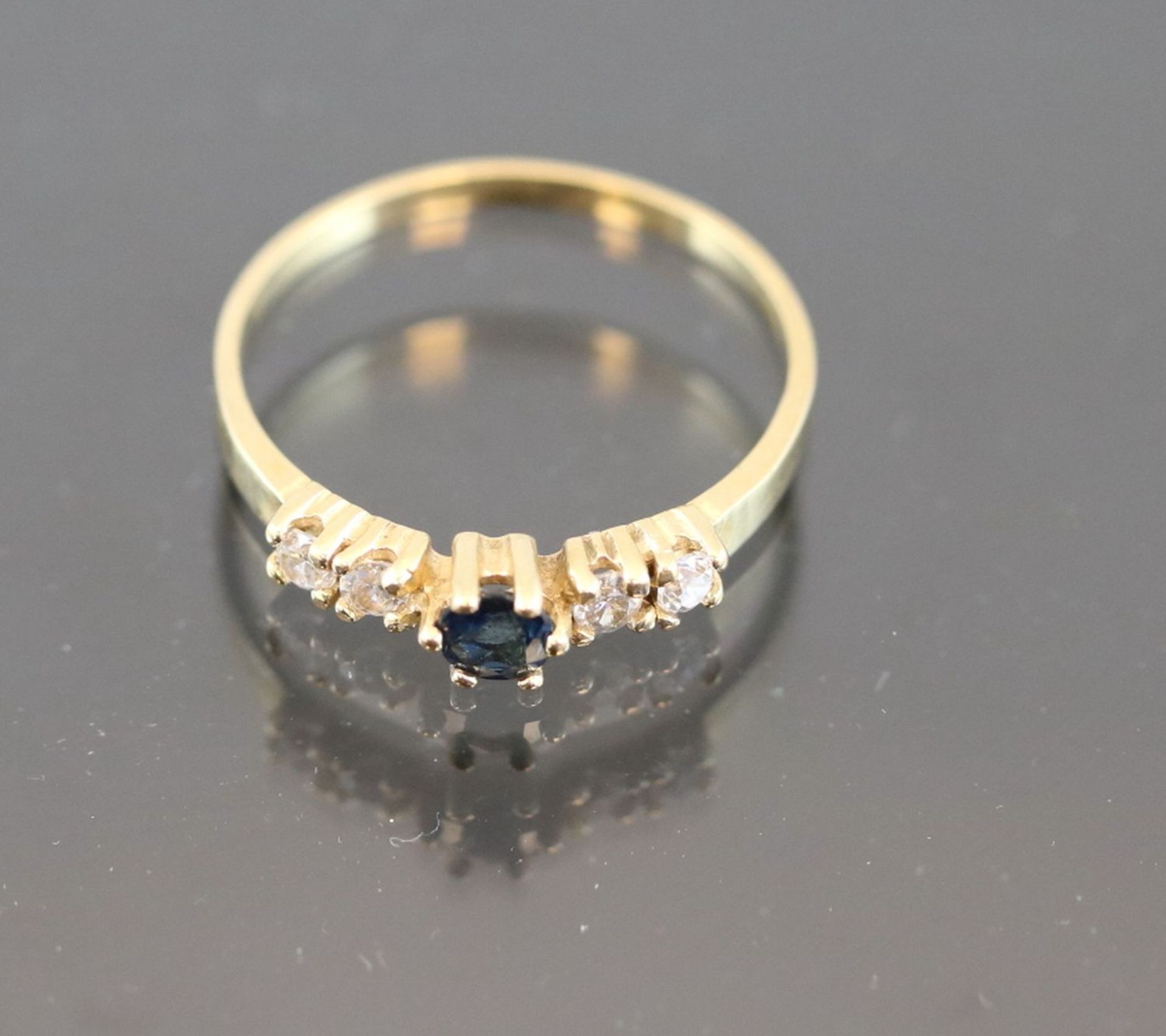Saphir-Ring, 750 Gelbgold1,8 Gramm 1 Saphir, 0,08 ct., blau. Ringgröße: 54Schätzpreis: 350,-