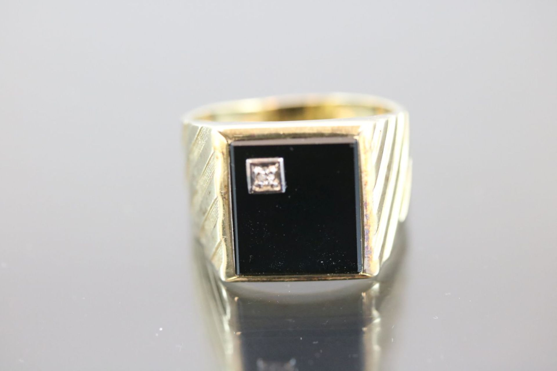 Onyx-Diamant-Herrenring, 585 Gold14,2 Gramm 1 Diamant, 0,03 ct., c/p1. Ringgröße: 68Schätzpreis: