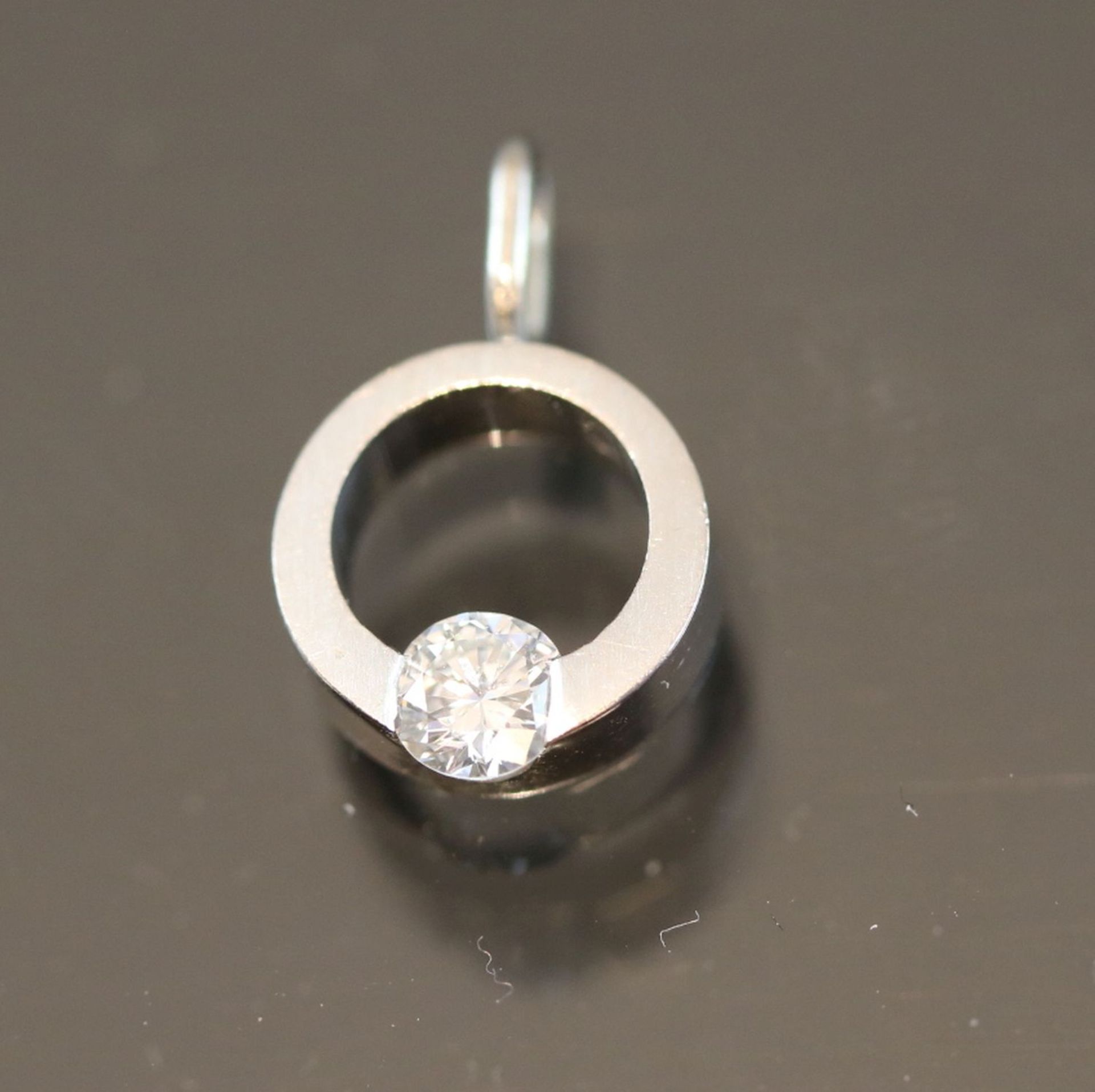 Brillant-Anhänger, 750 Weißgold1,2 Gramm 1 Brillant, 0,15 ct., tw/vsi. Schätzpreis: 600,-