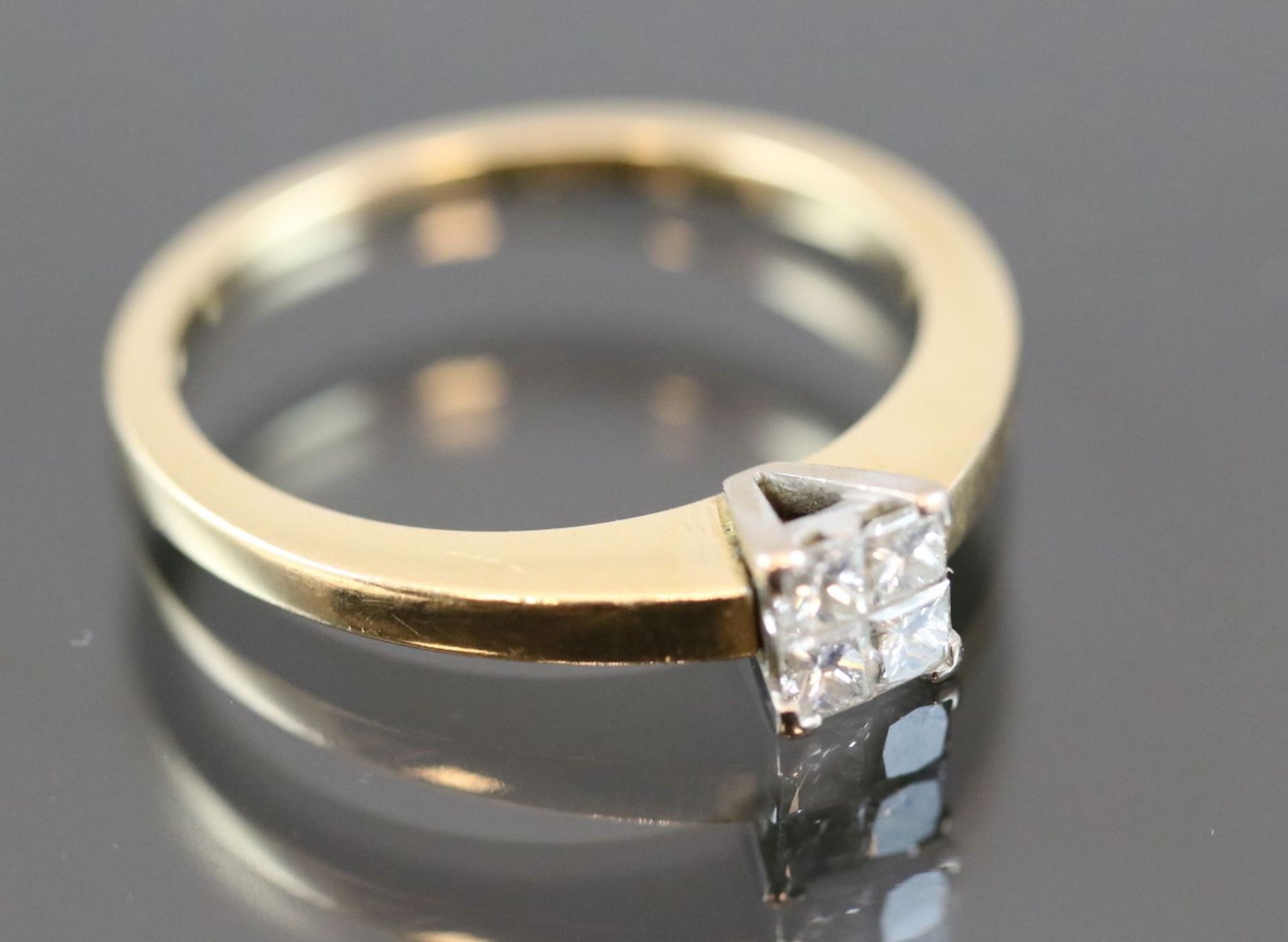 Diamant-Ring, 750 Gold3 Gramm 4 Diamantcarres, ca.0,40 ct., w/si. Ringgröße: 52Schätzpreis: 1200,- - Bild 5 aus 7
