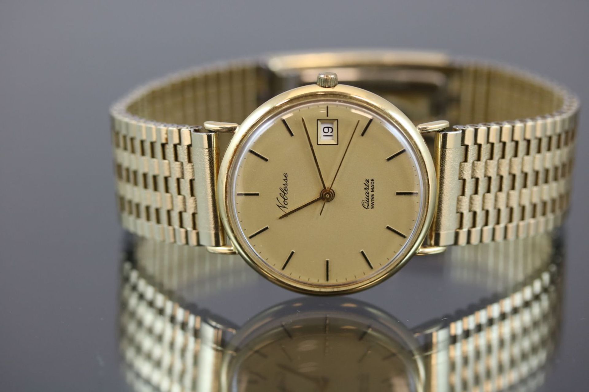Noblesse UhrWerk: QuartzBand: StahlFunktion: Datum-SekundenanzeigerGehäuse Ø: 3,3 cm Lünette 750