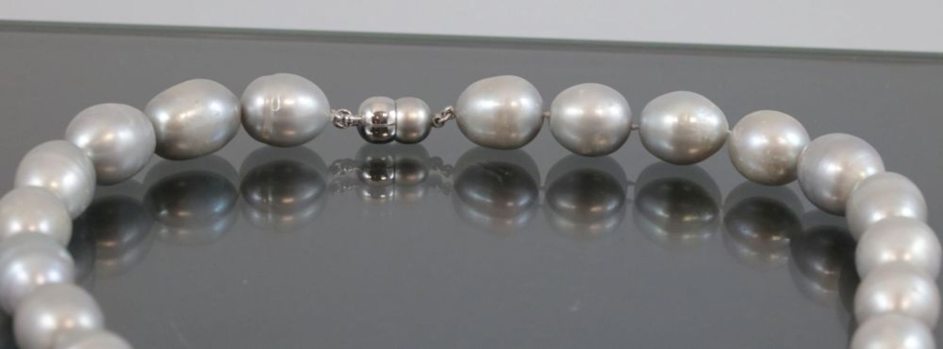 Perlenkette, Magnetschließe97 Gramm Länge: ca. 40 cm Graue Perlen.