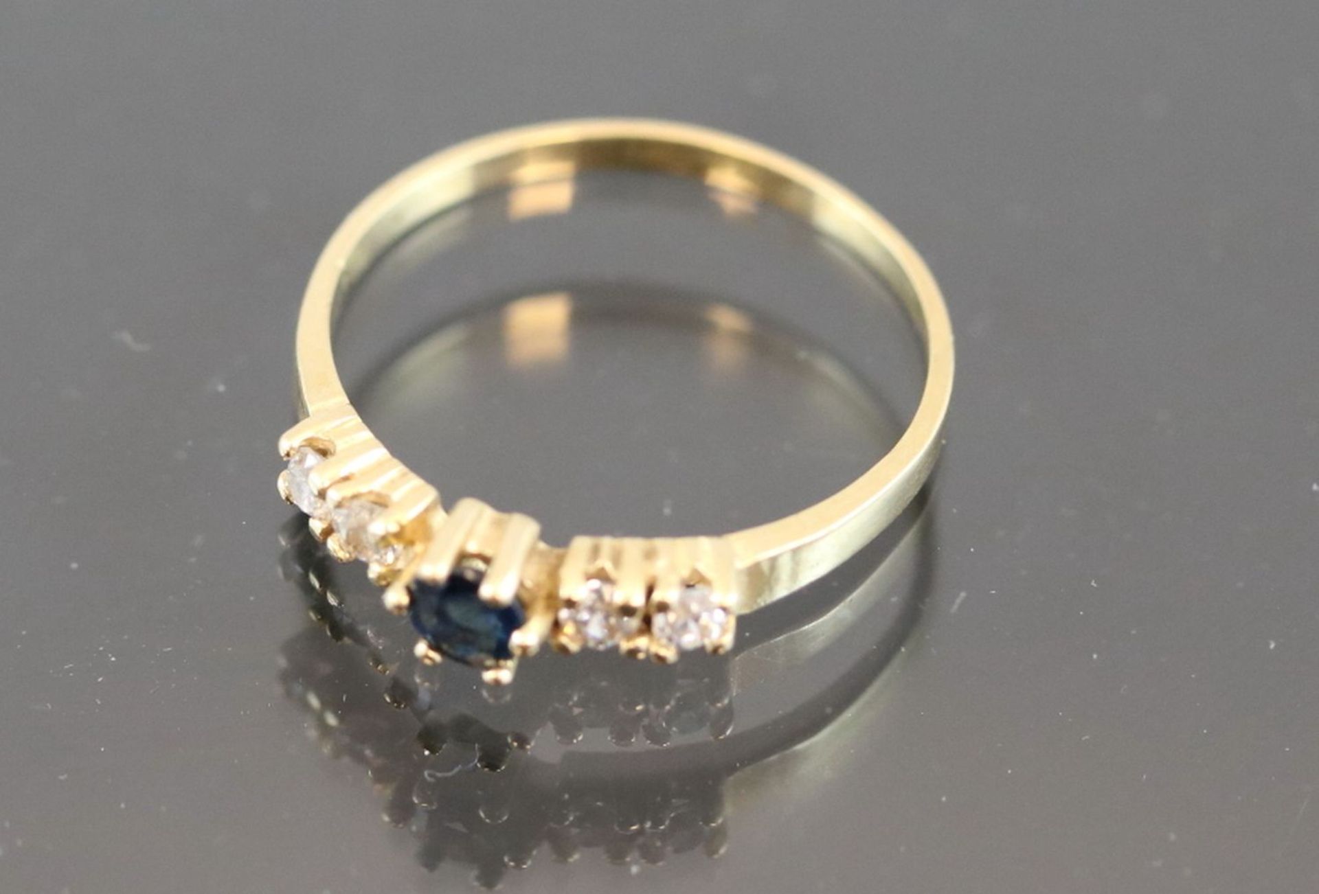 Saphir-Ring, 750 Gelbgold1,8 Gramm 1 Saphir, 0,08 ct., blau. Ringgröße: 54Schätzpreis: 350,- - Bild 3 aus 4