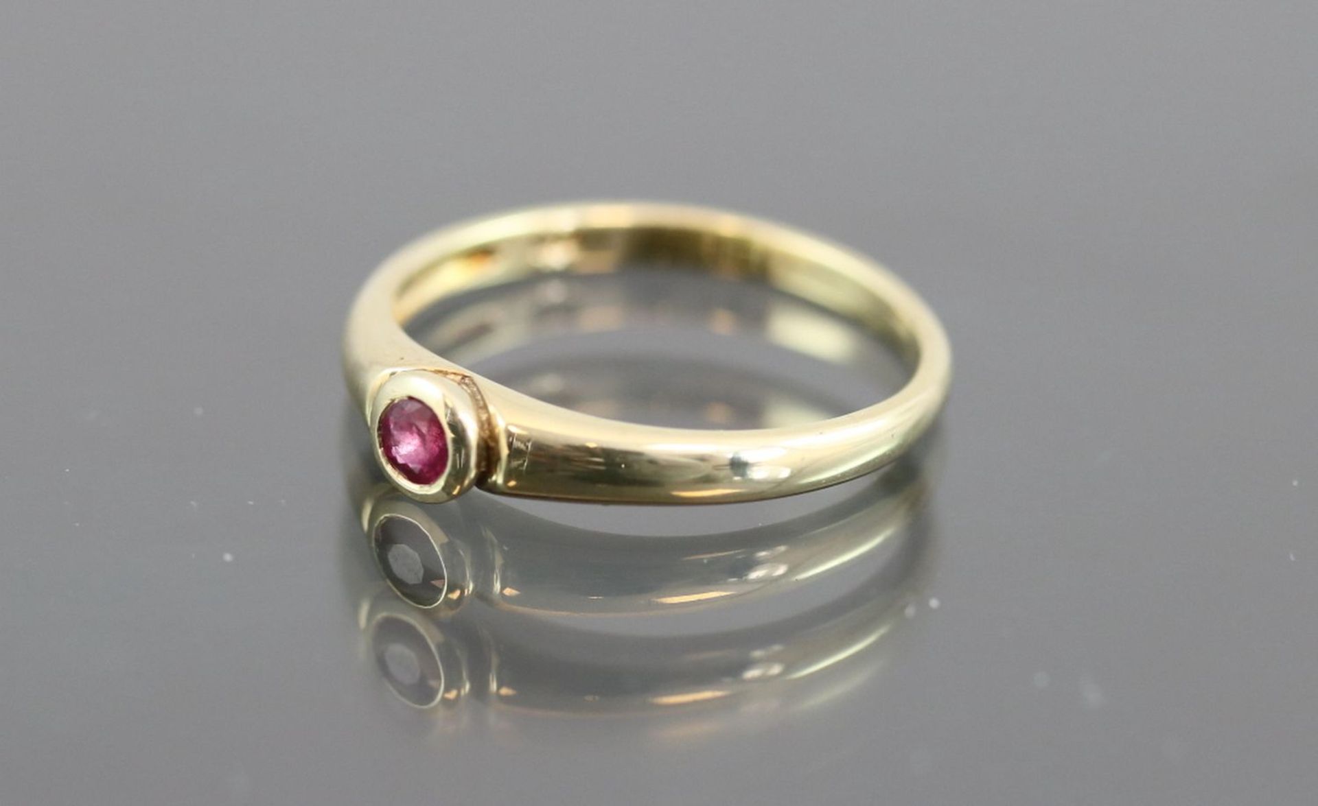 Rubin-Ring, 585 Gelbgold2,6 Gramm 1 Rubin, Ringgröße: 55Zustand: Neu-Nachlass JuwelierSchätzpreis: - Bild 2 aus 3