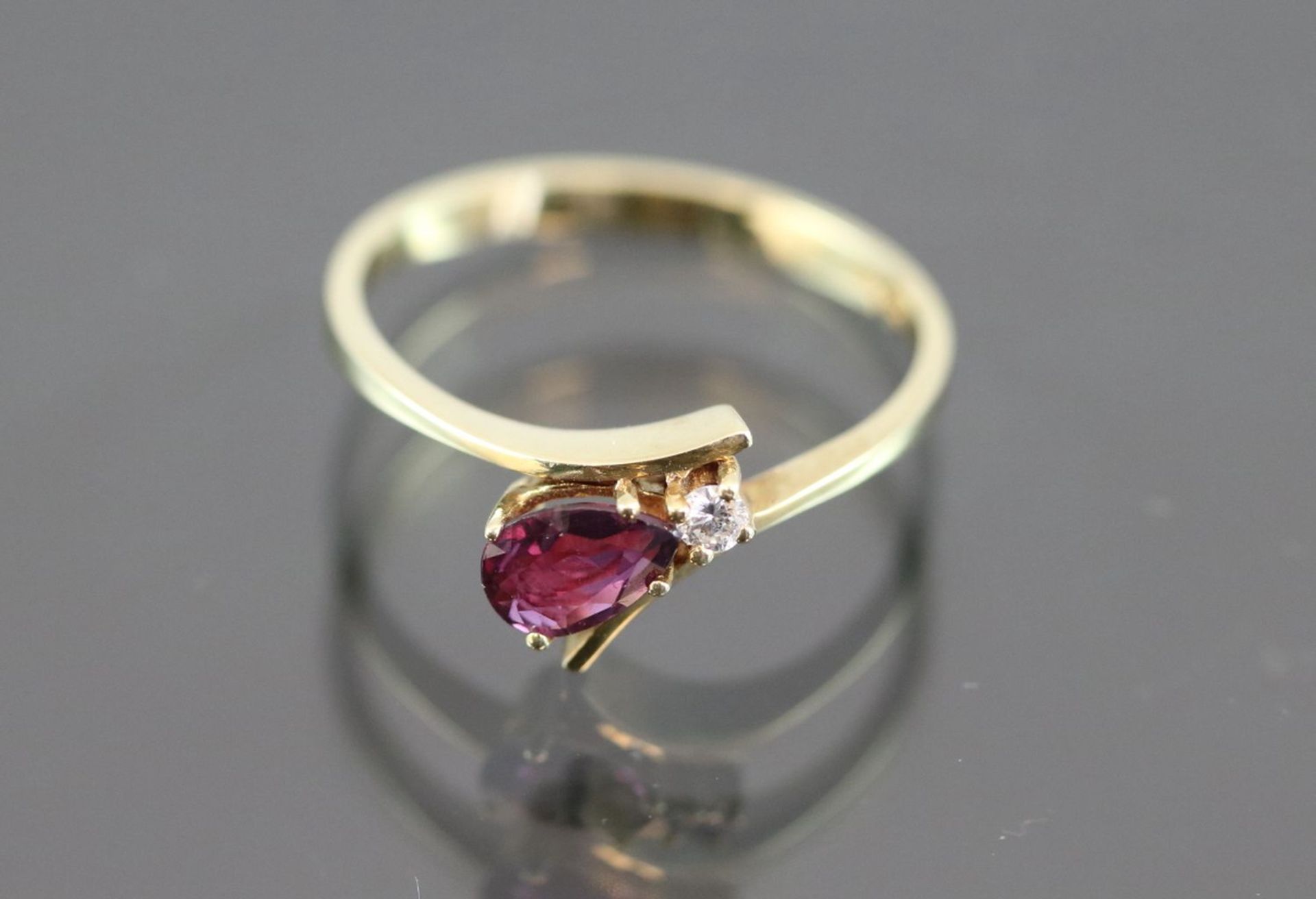 Rubin-Brillant-Ring, 585 Gelbgold1,9 Gramm 1 Brillant, 0,03 ct., w/si. Ringgröße: 54Zustand: Neu-